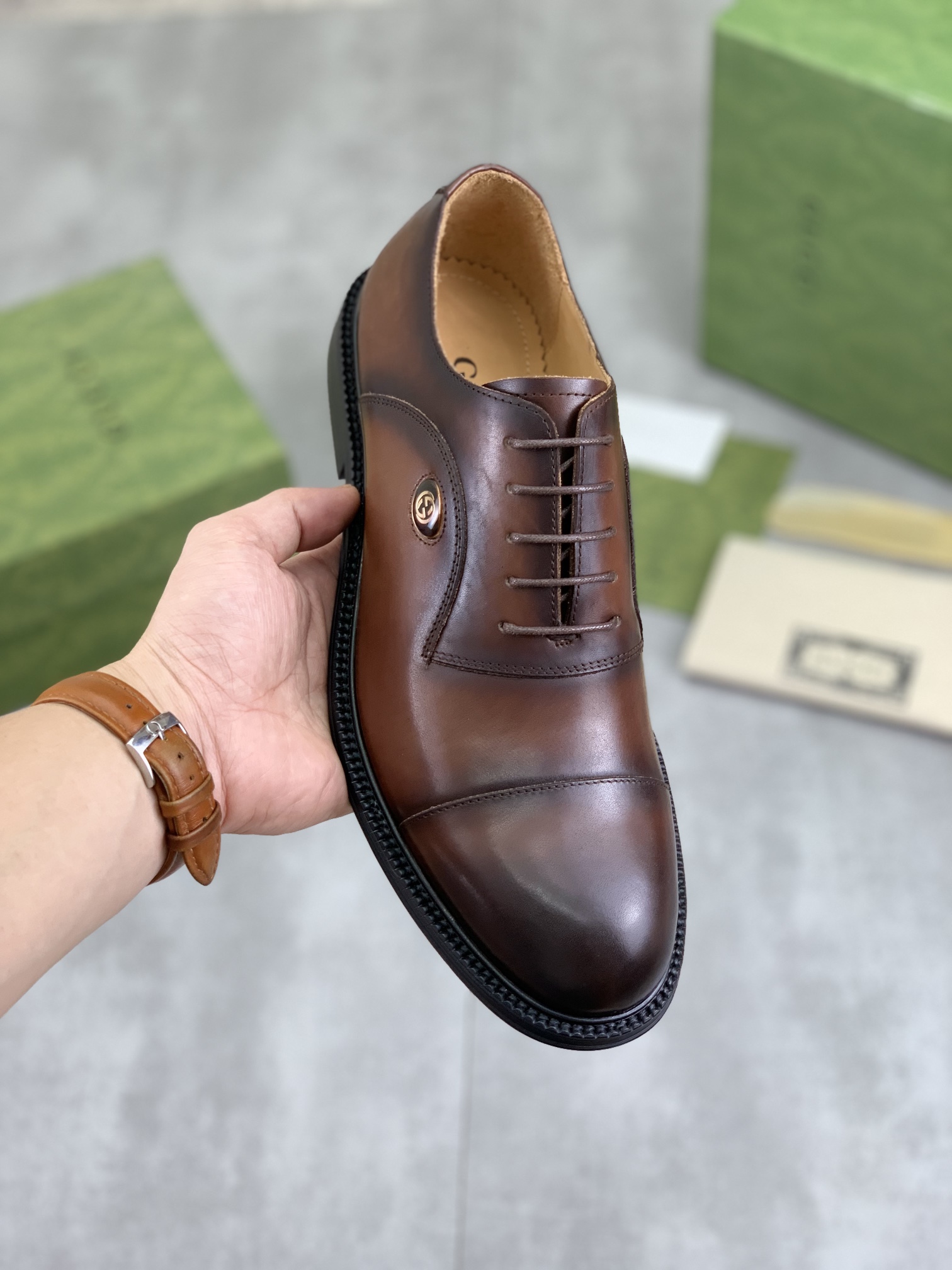 NO:778401,Real price high version original Gucci new leather shoes brand [GUCCi Gucci] standard code 38-45 grade same as official website original item quality material original calfskin water-dyed cowhide lining original outsole style category men's and women's fashion formal casual leather shoes slip-on men's and women's shoes series young fashion European and American trends British style casual matching comfortable foot feel color black brown,,gucci,gucci,cowhide19860909实价高版本 原版古驰新款皮鞋 品牌【 GUCCi 古奇】 标准码38-45 等级官网同款 原单品质 材料原版小牛皮 水染牛皮内里 原版大底 款式类别男女时尚 正装休闲皮鞋 套脚款男女鞋系列 年轻时尚 欧美潮流 英伦风格 随意搭配 脚感舒適 颜色黑色 棕色,,gucci,gucci,cowhide,Men's shoes