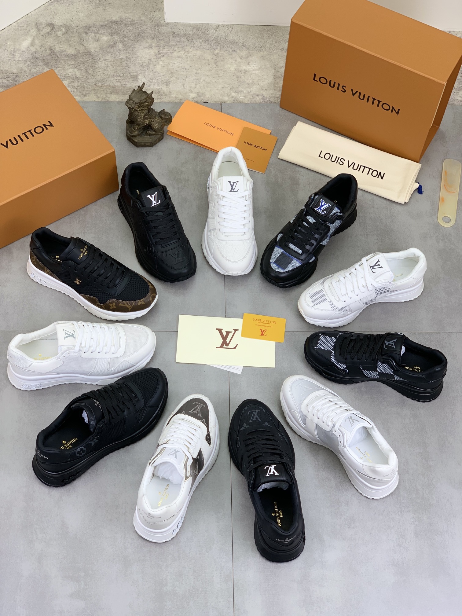 Louis Vuitton Men's Black Leather and Rubber Sole Fashion Sneakers 11 i1726417116 6765 0