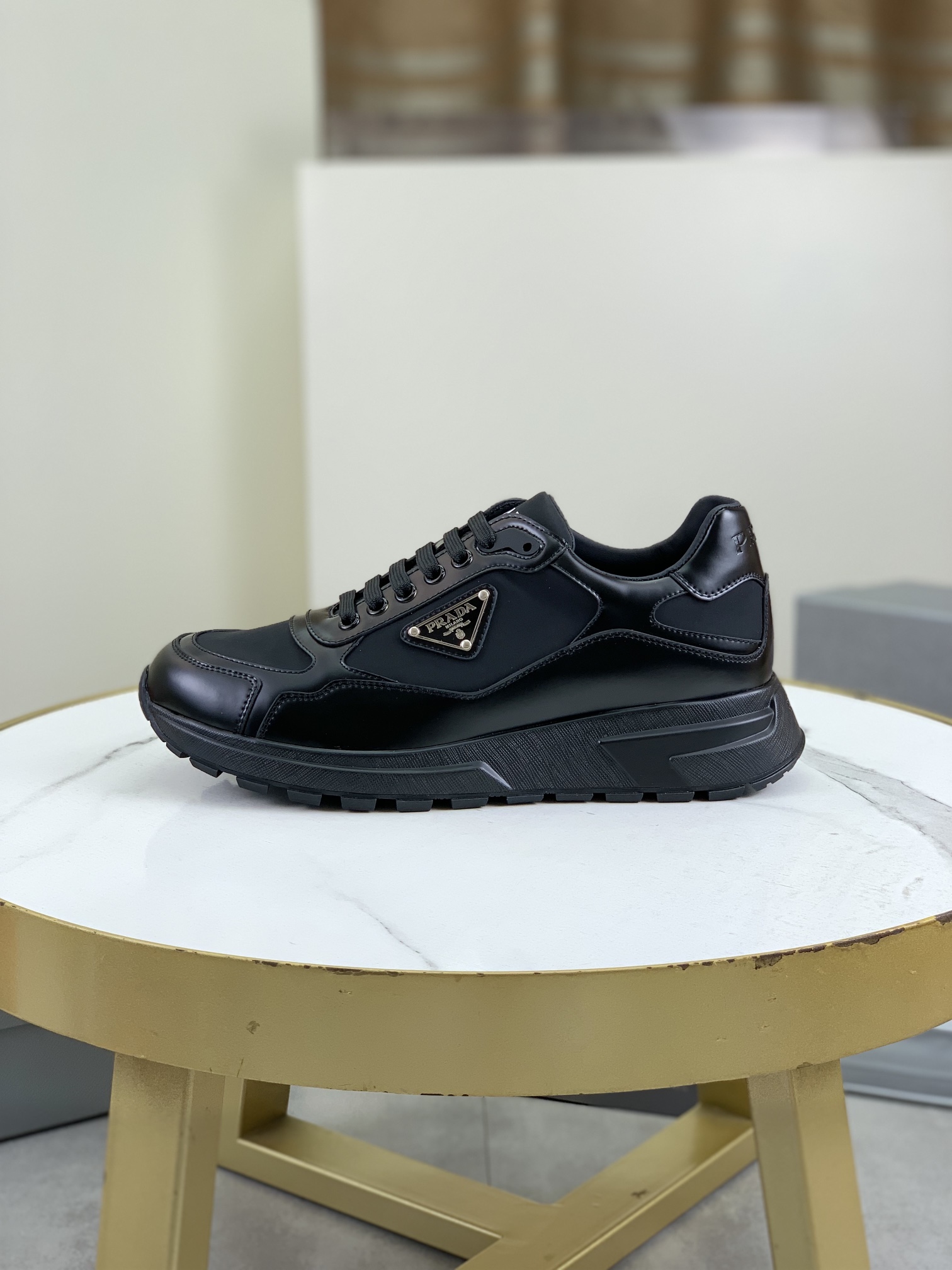 NO:670023,The top version is available on the official website. The trendy brand (Prada) mainly promotes popular models. The avant-garde and versatile fashionable men's shoes are privately molded. The cowhide surface is spliced and oiled. The 11 replicas... The fashion is straightforward, the original imported cowhide and the cowhide foot pads; the atmosphere and personality are more fashionable, eye-catching and pursuing class. It will subvert the old ideas and be a must-have for fashionistas who want to spend time with you! Must keep it for yourself!  Tall and comfortable, high-end quality workmanship. Size 38-45; 5 colors available. Full package, casual shoes/sports shoes, prada, prada, sneakers, cowhide19860909顶级版本 官网爆款上市, 潮牌（普拉达Prada）主推爆款,前卫百搭时尚男鞋私版开模,牛皮面拼接油边处理11复刻..时尚干脆、原版进口牛皮内里牛皮垫脚；大气个性更潮更抢眼更追求档次,它将颠覆旧念,与您共度时尚潮人必备! 必自留 ! 高大上的舒适大低,高端品质做工.码数38-45；5色可选.全套包装,休闲鞋/运动鞋,prada,prada,sneakers,cowhide,Women's Shoes