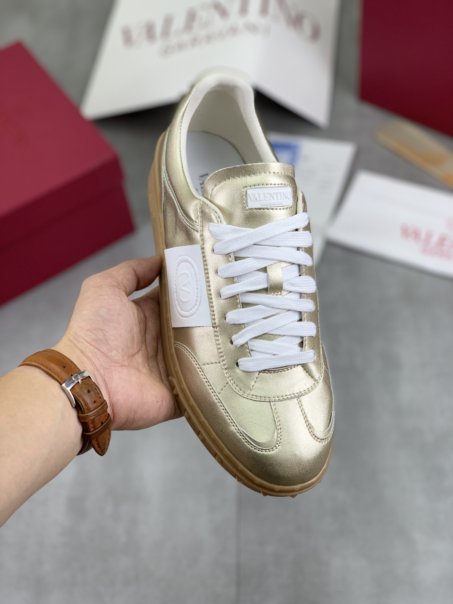 NO:273025,Real price Couple model Valentino 2025/UPVILLAGE Couple casual sports shoes and training shoes Professional high-end, perfect reproduction, first-class quality, all made of original 1:1 materials, exclusive mold opening!  Full set of high-end packaging for counters Fabric: High mercerized beef shavings, large sole: TPU material, large sole size: 35-40, male, 39-45 (female 41, male, 38.46 customized) All details 1:1 mold opening customization, strive to be flawless!  , valentino, valentino, valentino, sneakers19860909实价 情侣款 Valentino华伦天奴 2025/UPVILLAGE 情侣休闲运动鞋德训鞋 专业高端,完美复刻,品质一流,全部采用原版1:1材料制作,独家开模！ 全套专柜高端包装 面料:高丝光牛猄 大底:TPU材质大底 size:女35-40男39-45（女41男38.46定） 所有细节1:1开模定制,力求完美无瑕！,,valentino,valentino,sneakers,Men's shoes