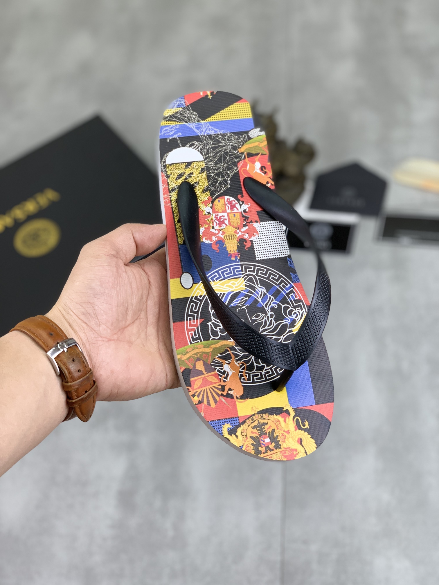 NO:276755,[Real Price] [VERSACE] New couple Vansace casual flip flops, official website 1:1, high quality, perfectly made to transmit a kind of noble luxury, sublimating its definition of luxury in Guqi's high-end extraordinary craftsmanship. 36-45 for men and women. Multi-color selection, versace, versace, slippers19860909【实价】【VERSACE】新款情侣范思哲休闲人字拖鞋,官网1:1、高品质 完美做透射出一种尊贵奢华,于古奇高端超凡工艺中升华其奢侈定义.码数男女36-45 多色选,,versace,versace,slippers,Men's shoes