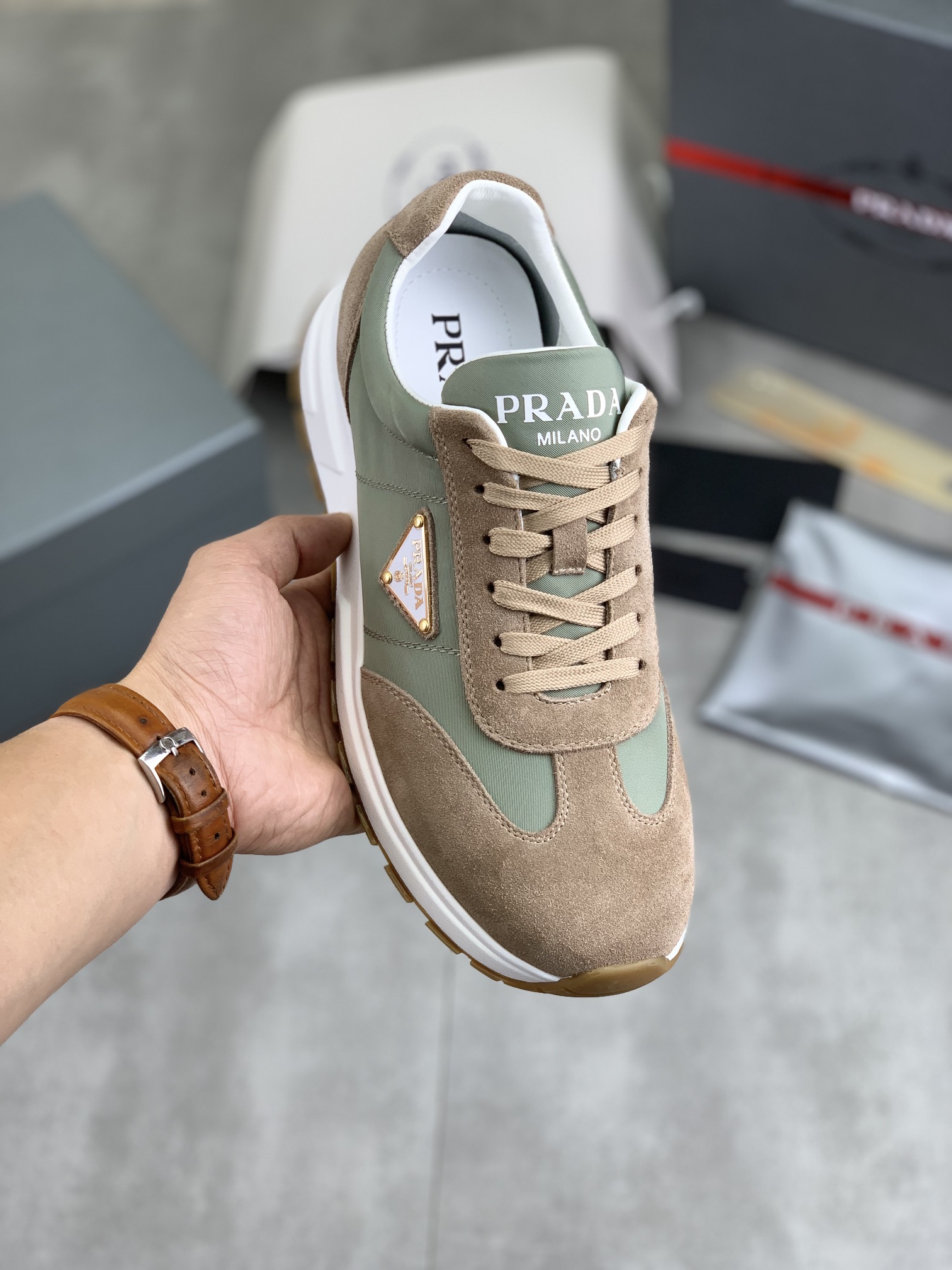 NO:589912,[Real price] The top version is available on the official website. The trendy brand (PRADA) mainly promotes popular models. The avant-garde and versatile fashionable men's shoes are privately molded. The cowhide surface is spliced to 11 replicas. The fashion is simple, the original imported cowhide and the cowhide foot pads; the atmosphere and personality are more fashionable, eye-catching and pursuing class. It will subvert the old ideas and be a must-have for fashionistas who want to spend time with you! Must keep it for yourself!  Tall and comfortable, large and low, high-end quality workmanship. Size 38-44 (45 customized) 4 colors available.,, prada, prada, cowhide19860909【实价】顶级版本 官网爆款上市, 潮牌（普拉达PRADA）主推爆款,前卫百搭时尚男鞋私版开模,牛皮面拼接11复刻..时尚干脆、原版进口牛皮内里牛皮垫脚；大气个性更潮更抢眼更追求档次,它将颠覆旧念,与您共度时尚潮人必备! 必自留 ! 高大上的舒适大低,高端品质做工.码数38-44（45定做）4色可选.,,prada,prada,cowhide,Men's shoes