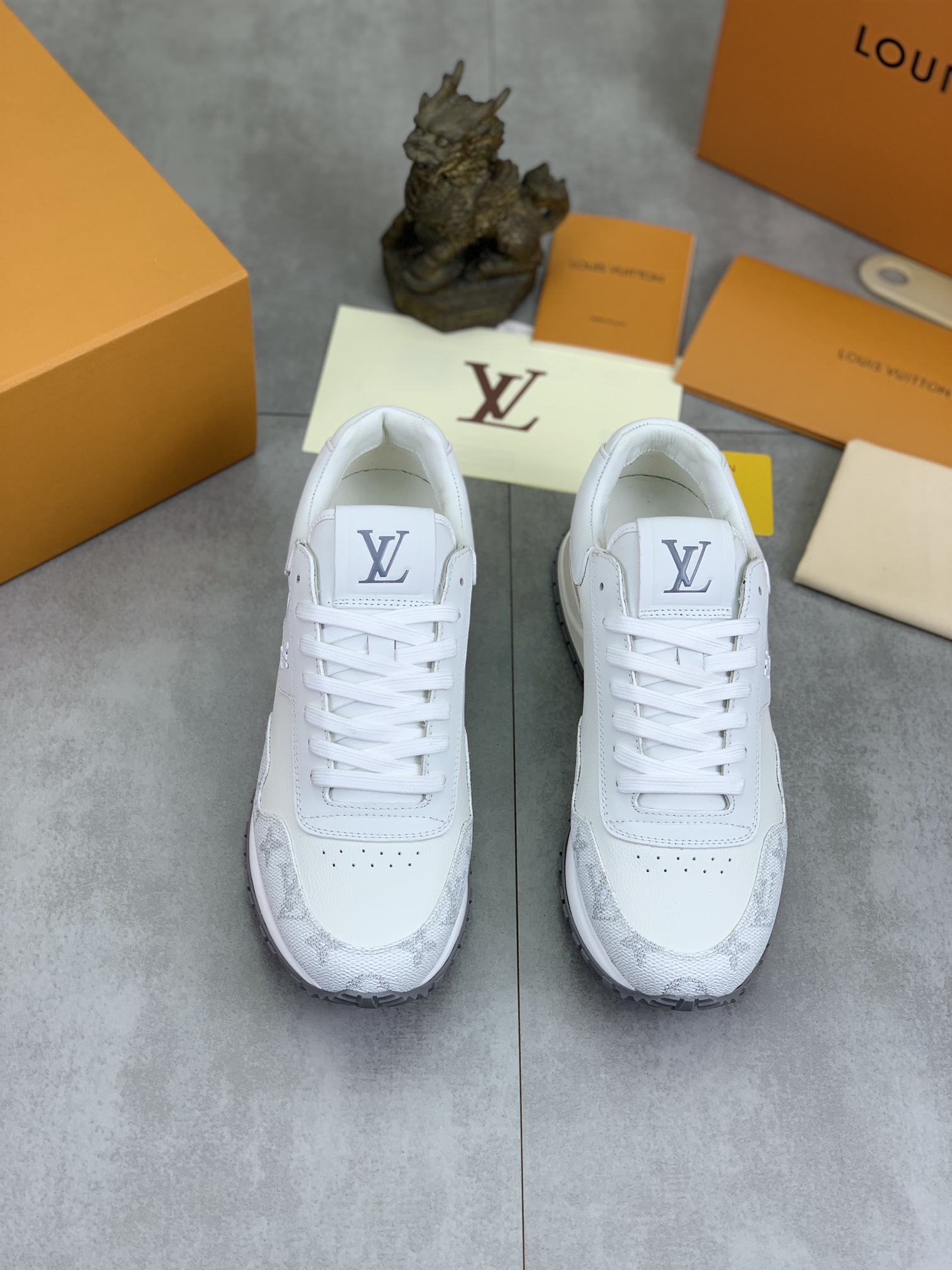 Louis Vuitton Men's White Leather Trainer Sneakers, Size 38-44 3 i1732551052 2872 0