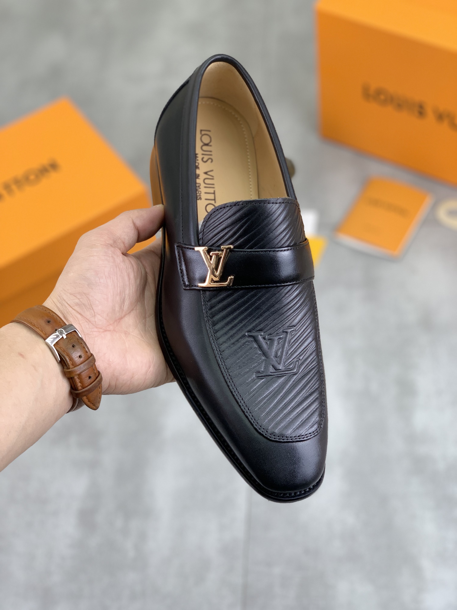 NO:272085,[Real price] Water-dyeed cattle LV Louis Vuitton business leather shoes, using original imported Italian calf leather, full cowhide inner lining, professional shoemaker carefully handmade, original special for wear-resistant sole. Standard code 38-45 (46 47 customized) black selection,,louis vuitton,louis vuitton,cowhide19860909【实价】水染牛里 LV路易威登商务皮鞋,釆用原版进口意大利小牛皮,全牛皮内里、专业鞋匠精心手工制,原版专供耐磨大底.标准码38-45（46 47定做）黑色 选,,louis vuitton,louis vuitton,cowhide,Men's shoes