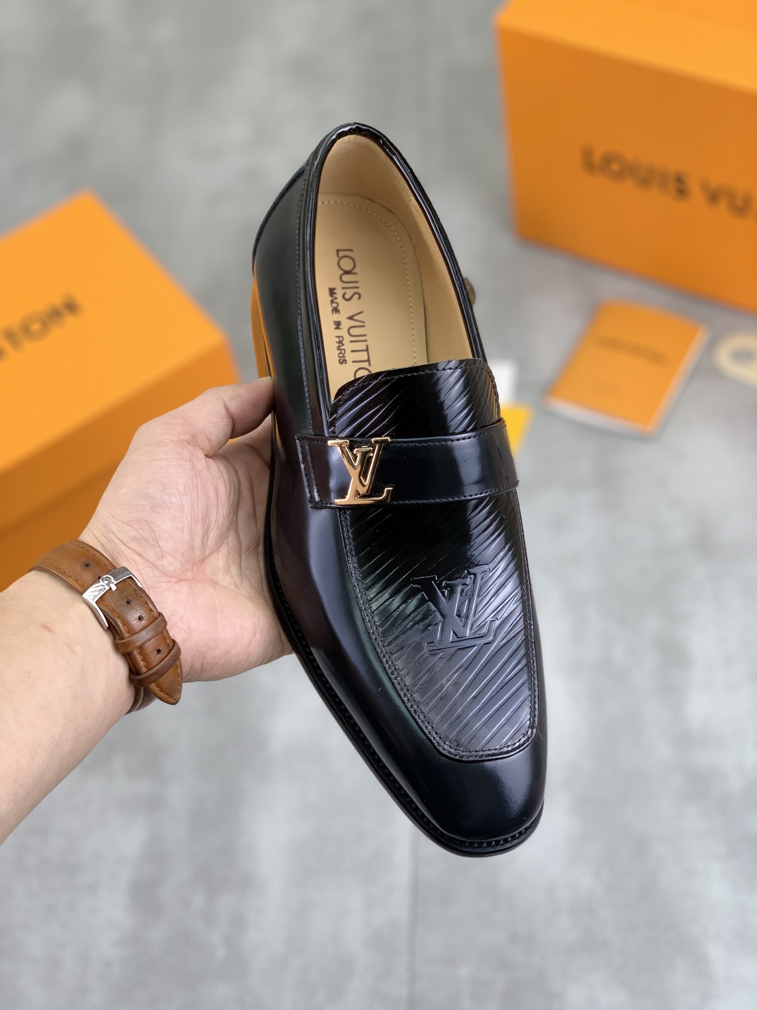 NO:272087,[Real price] Water-dyeed cattle LV Louis Vuitton business leather shoes, using original imported Italian beaded calfskin, full cowhide inner lining, professional shoemaker carefully handmade, original special for wear-resistant sole. Standard code 38-45 (46 47 customized) black selection,,louis vuitton,louis vuitton,cowhide19860909【实价】水染牛里 LV路易威登商务皮鞋,釆用原版进口意大利开边珠小牛皮,全牛皮内里、专业鞋匠精心手工制,原版专供耐磨大底.标准码38-45（46 47定做）黑色 选,,louis vuitton,louis vuitton,cowhide,Men's shoes