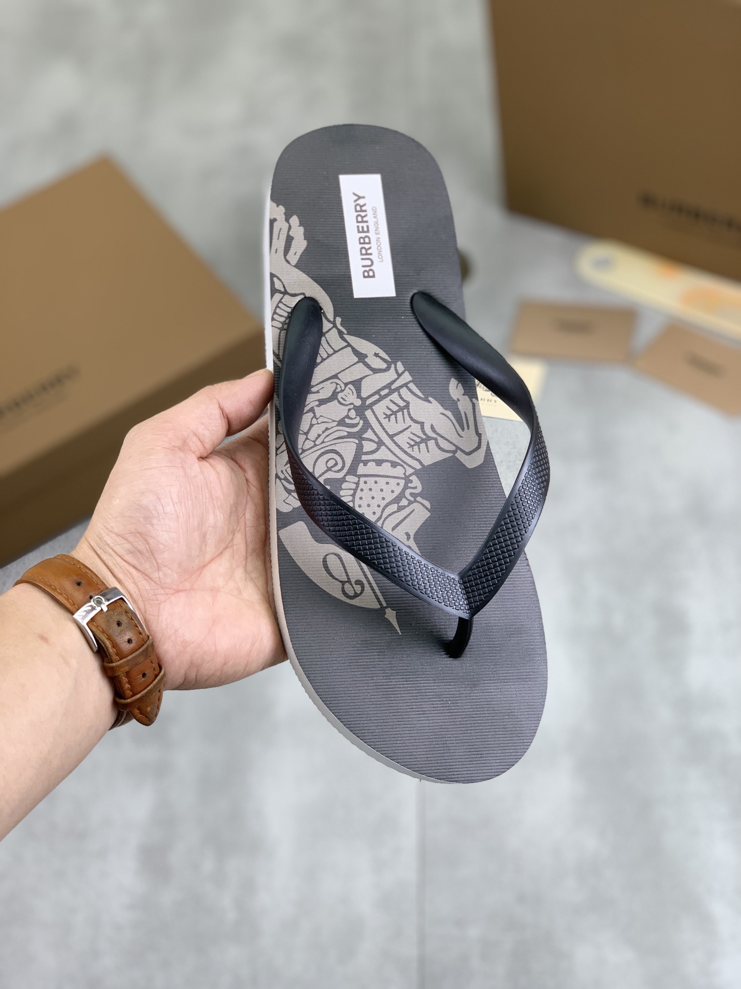 NO:274189,[Real Price] [Burberry] New casual flip flops, official website 1:1, high quality, perfectly made to transmit a kind of noble luxury, sublimating its definition of luxury in Guqi's high-end extraordinary craftsmanship. Number of adults 36-45 Multi-color selection, burberry, slippers19860909【实价】【巴宝莉】新款休闲人字拖鞋,官网1:1、高品质 完美做透射出一种尊贵奢华,于古奇高端超凡工艺中升华其奢侈定义.码数成人36-45 多色选,,burberry,slippers,Men's shoes