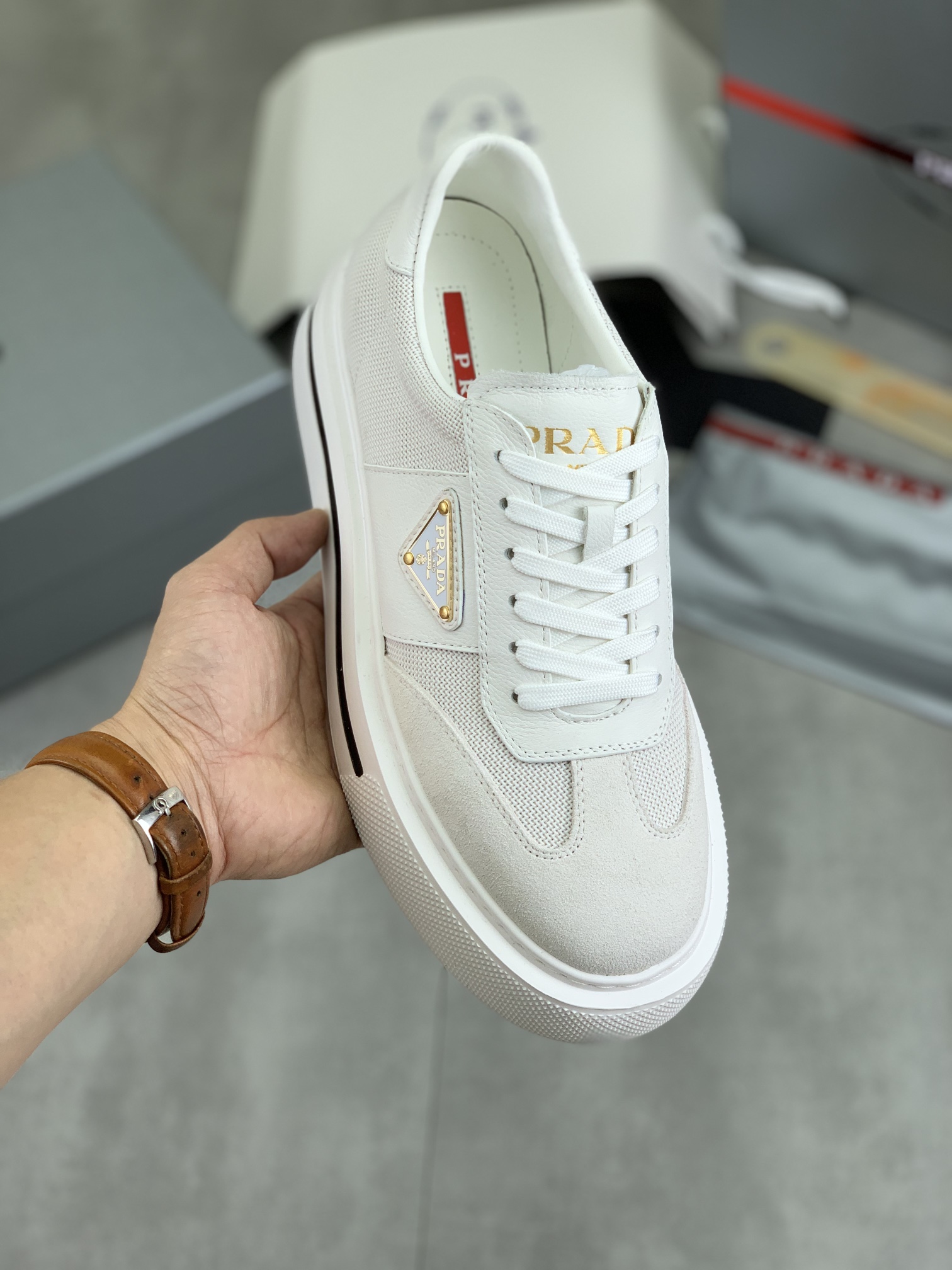 NO:275688,[Real price] Top version The official website is launched with hot products, trendy brands (Prada Prada) are mainly popular, avant-garde and versatile fashion men's shoes are open with a private version, cowhide surface splicing 11 replicas... Fashionable and crisp, original imported cowhide inner cowhide footsteps; atmospheric personality is more trendy and eye-catching and pursue grades, it will subvert the old ideas and must have fashion trends with you! Must keep it yourself! High-end comfort, large and low, high-end quality workmanship. The official website new high-end sole size 38-45 3 colors available.,,prada,prada,cowhide19860909【实价】顶级版本 官网爆款上市, 潮牌（普拉达Prada）主推爆款,前卫百搭时尚男鞋私版开模,牛皮面拼接11复刻..时尚干脆、原版进口牛皮内里牛皮垫脚；大气个性更潮更抢眼更追求档次,它将颠覆旧念,与您共度时尚潮人必备! 必自留 ! 高大上的舒适大低,高端品质做工.官网新款高端大底 码数38-45 3色可选.,,prada,prada,cowhide,Men's shoes