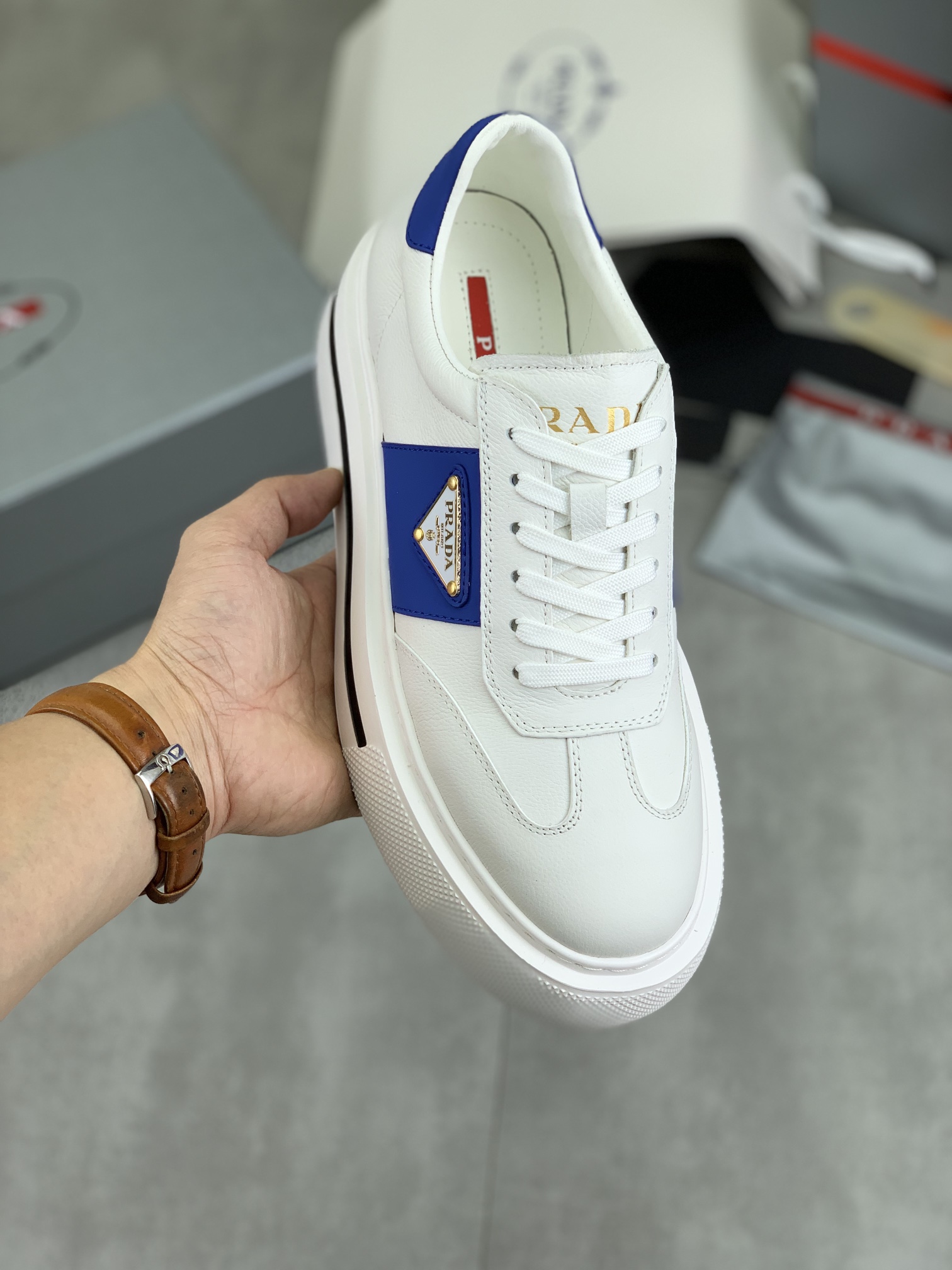 NO:275694,[Real Price] Top version The official website hits the hottest version, the trendy brand (Prada Prada) mainly promotes the hottest version, avant-garde and versatile fashion men's shoes private version, cowhide 11 replica.. Fashionable and clean, original imported cowhide inner cowhide footbed; atmospheric personality is more trendy and eye-catching and pursue grade, it will subvert the old concept, and it must have fashion trendy and fashionable people with you! Must keep it yourself! High-end comfort, large and low, high-end quality workmanship. The official website new high-end sole size 38-45 5 colors available.,,prada,prada,cowhide19860909【实价】顶级版本 官网爆款上市, 潮牌（普拉达Prada）主推爆款,前卫百搭时尚男鞋私版开模,牛皮面拼接11复刻..时尚干脆、原版进口牛皮内里牛皮垫脚；大气个性更潮更抢眼更追求档次,它将颠覆旧念,与您共度时尚潮人必备! 必自留 ! 高大上的舒适大低,高端品质做工.官网新款高端大底 码数38-45 5色可选.,,prada,prada,cowhide,Men's shoes