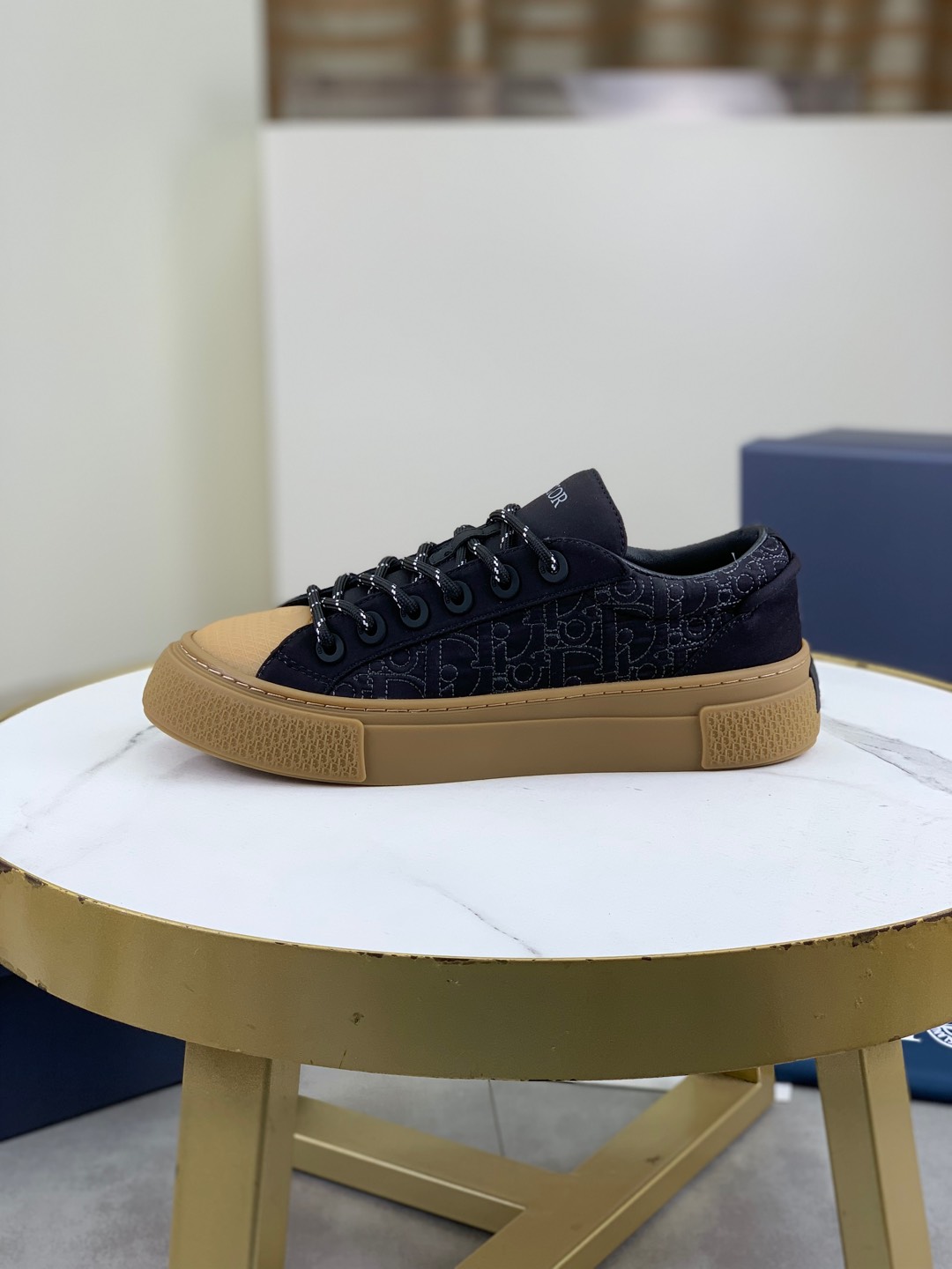 NO:270674,Dior x Stone Island Co-branded B33 series Couple style casual sneakers skateboard shoes Original purchase and development Made this B33 sneakers are from the DIOR AND STONE ISLAND limited series, and are a brand new interpretation of classic tennis shoes, with a fashionable silhouette that highlights the heavy texture. Black dyed cotton fabric highlights the exquisite washing effect and soft texture, and the sides are decorated with classic Oblique prints, paying tribute to the extraordinary craftsmanship of the exclusive collaboration series. The tongue is embossed with an embossed Dior logo, the front is spliced ​​with rattan plaid, the back and insole is decorated with DIOR AND STONE ISLAND logo. The rubber outsole is decorated with Dior Oblique pattern, and the back is decorated with a contrasting Dior  30 Avenue Montaigne logo enhances style. It can add a modern touch to various casual styles, or match with other DIOR AND STONE ISLAND items. Delivery counter exquisite packaging. Original custom imported satin embroidery. Inner original custom breathable mesh. Sole original open mold-proof rubber material. Sole thickness 3CM. Size: women's model 35-41 / men's model 39-45,,dior,dior,sneakers,silk fabric.19860909Dior迪奥x Stone Island石头岛 联名B33系列 情侣款 休闲 运动鞋 滑板鞋 原版购入开发 做货 这款 B33 运动鞋来自 DIOR AND STONE ISLAND 限定系列,全新演绎经典的网球鞋,时尚廓形突显厚重质感.黑色染色棉质面料突显精致的水洗效果和柔软的质感,两侧饰以经典的 Oblique 印花,向尊享合作系列的非凡工艺致敬.鞋舌点缀以压花 Dior 标志,正面藤格纹拼接、后侧和内底饰以 DIOR AND STONE ISLAND 标志.橡胶外底饰以 Dior Oblique 图案,后侧点缀以对比鲜明的 Dior 30 Avenue Montaigne 标志提升格调.可为各种休闲造型增添现代气息,也可与其他 DIOR AND STONE ISLAND 单品搭配 配送专柜精美包装 面料原版定制进口绸缎刺绣 内里原版定制透气网里 鞋底原版开模防滑橡胶材质 底厚3CM Size:女款35-41 / 男款39-45,,dior,dior,sneakers,silk fabric,Men's shoes