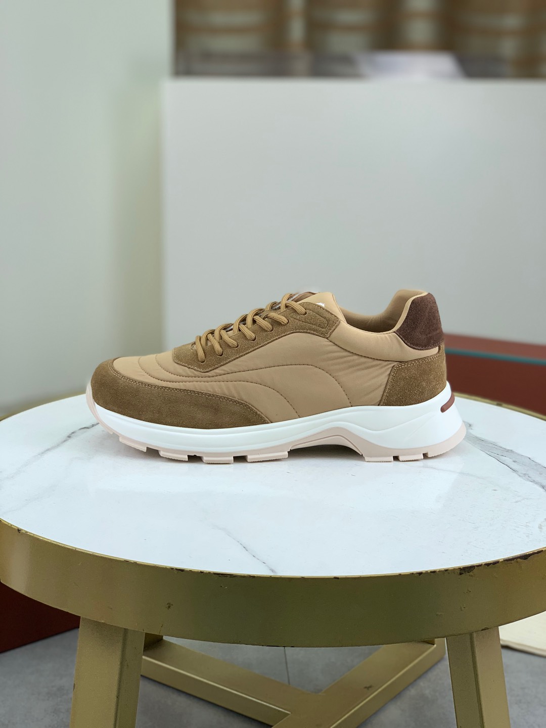 NO:271640,Original quality Loro Piana Niche Nuoyou Piana classic jogging shoes, couples casual shoes, high-quality light and comfortable fabrics, outdoor casual, young and energetic color matching, great with sportswear or casual suits!  High-end large sole, full set of high-quality packaging, Size women's 35-41 (female 42 43 customized) men's 39-45 (46 customized), loro piano, sneakers, business suit19860909原单品质 Loro Piana小众诺优翩雅经典款慢跑鞋,情侣款带休闲鞋运动鞋,高品质轻便舒适面料,户外休闲均可,配色年轻又有活力,搭配运动装或休闲西装都超赞！高端大底 全套精品包装 Size女35-41（女42 43定做） 男39-45（46定做）,,loro piana,sneakers,business suit,Men's shoes