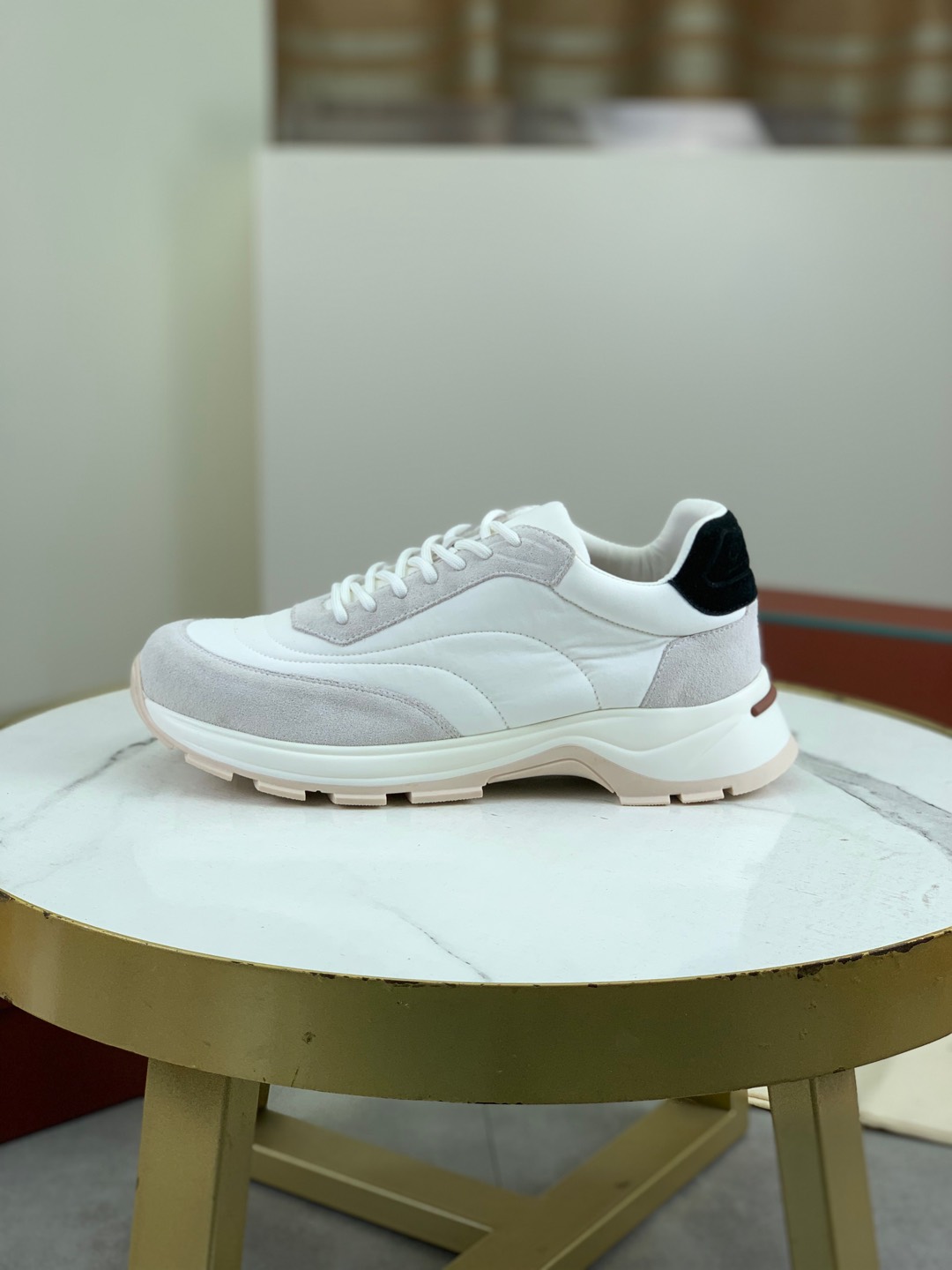 NO:271642,Original quality Loro Piana Niche Nuoyou Piana classic jogging shoes, couples casual shoes, high-quality light and comfortable fabrics, outdoor casual, young and energetic color matching, great with sportswear or casual suits!  High-end large sole, full set of high-quality packaging, Size women's 35-41 (four 42 43 customized) men's 39-45 (46 customized) 6 colors available, loro piano, sneakers, business suit19860909原单品质 Loro Piana小众诺优翩雅经典款慢跑鞋,情侣款带休闲鞋运动鞋,高品质轻便舒适面料,户外休闲均可,配色年轻又有活力,搭配运动装或休闲西装都超赞！高端大底 全套精品包装 Size女35-41（女42 43定做） 男39-45（46定做） 6色可选,,loro piana,sneakers,business suit,Men's shoes