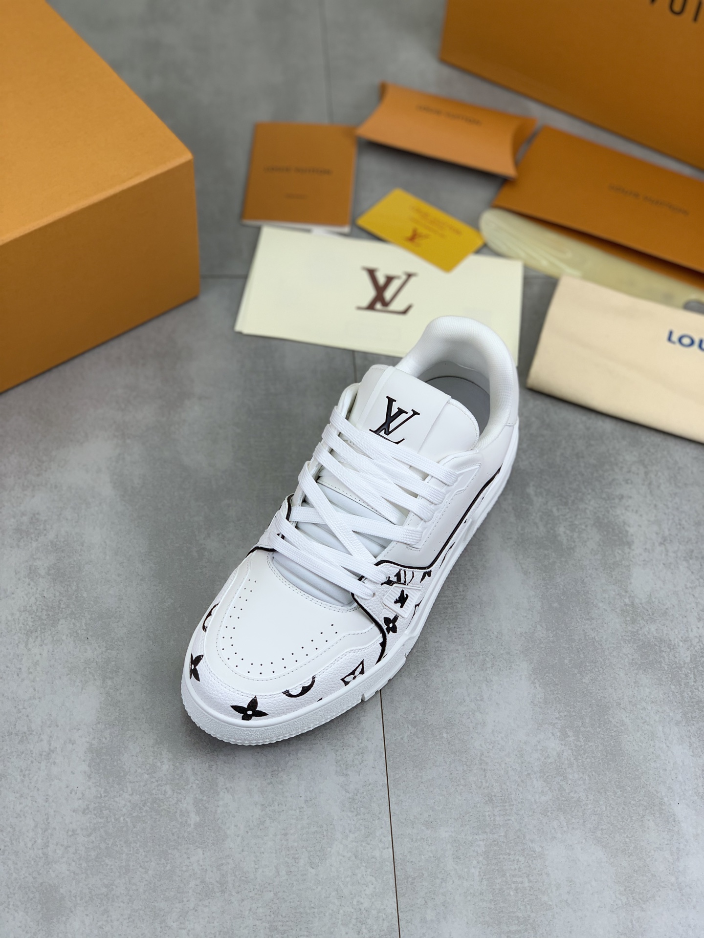 Louis Vuitton High-Top Sneakers in White Leather with Monogram Design 5 i1743269371538 6481 0 3