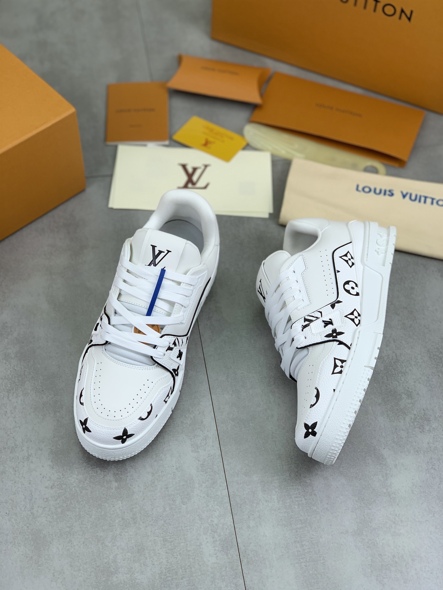 Louis Vuitton High-Top Sneakers in White Leather with Monogram Design 6 i1743269374759 6427 0 4