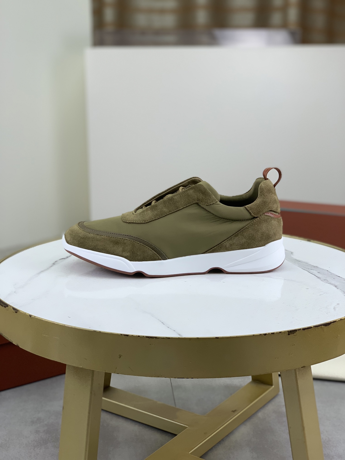 NO:276964,Top version Loro Piana Top authentic purchase original version 1:1 copy. The existing Loro Piana company was founded on April 24, 194. The family business has been the sixth generation, providing high-quality products for customers who value taste and quality. Imported original fabrics, made of plain calfskin, hand-sewn thread with cowhide feet. Original packaging. Number of 39-45 ——46. Can be customized,,loro piga,cowhide19860909顶级版本 Loro Piana 顶级正品级购买原版1:1复制 于194月24日一手创立现有的Loro Piana公司.家族经营至今已是第六代,为讲求品味及对质量有要求的顾客提供上等的优质商品 进口原版面料 ,内里平纹小牛皮制成 手工缝制线配牛皮垫脚 原版包装 码数39-45 ——46 可以定做,,loro piana,cowhide,Men's shoes