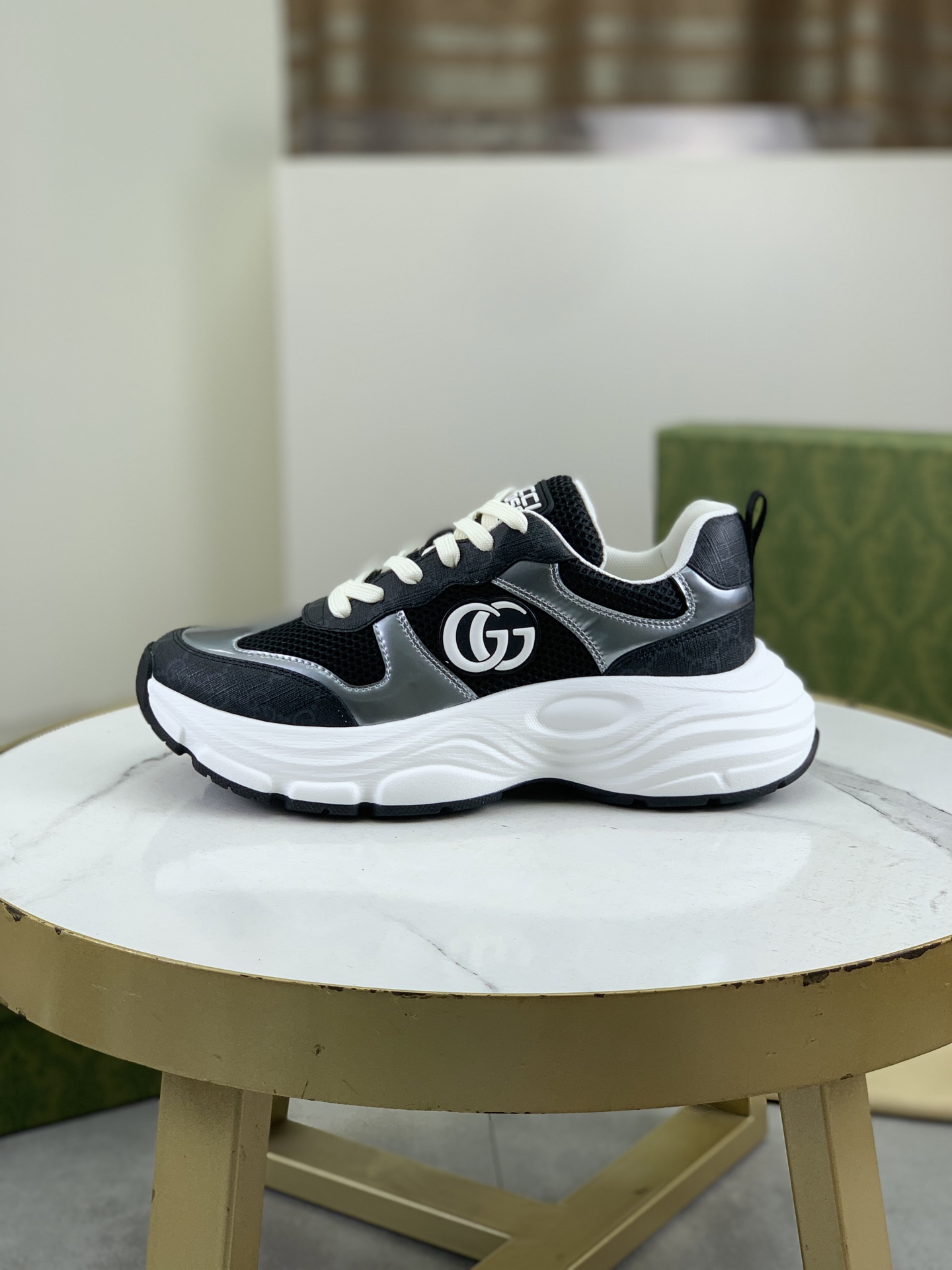 NO:276960,Top version Original single series GUCCl - Guccil's latest casual shoes, cowhide punching series The latest model on the official website. The counter is released simultaneously, the upper is made of Italian imported original lychee pattern calfskin / matched with original special materials splicing design concept; 