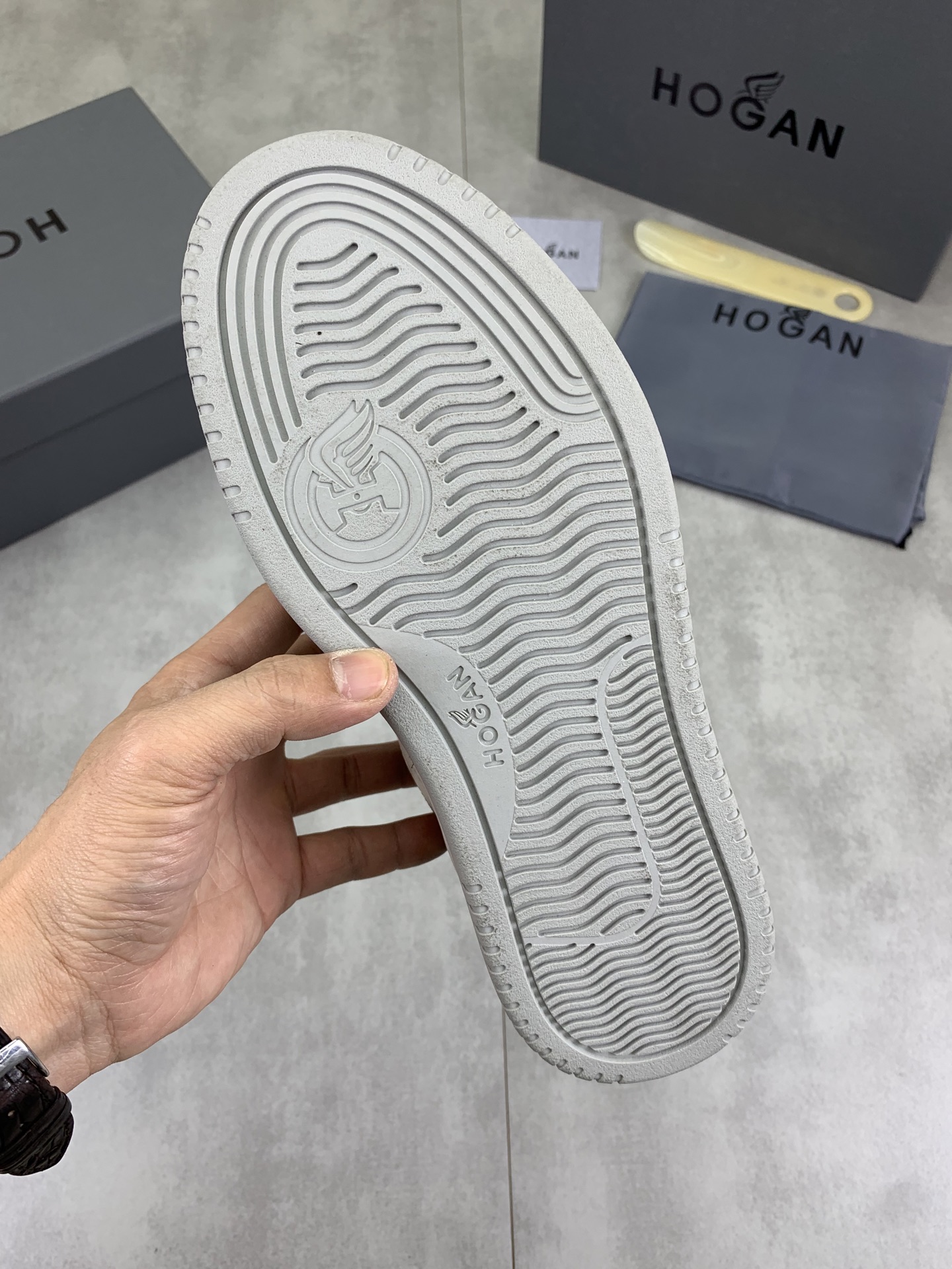 Hogan H630 Series Sneakers: Retro Style, Premium Leather, and Comfortable Fit 9 i1744215727061 6277 0 7