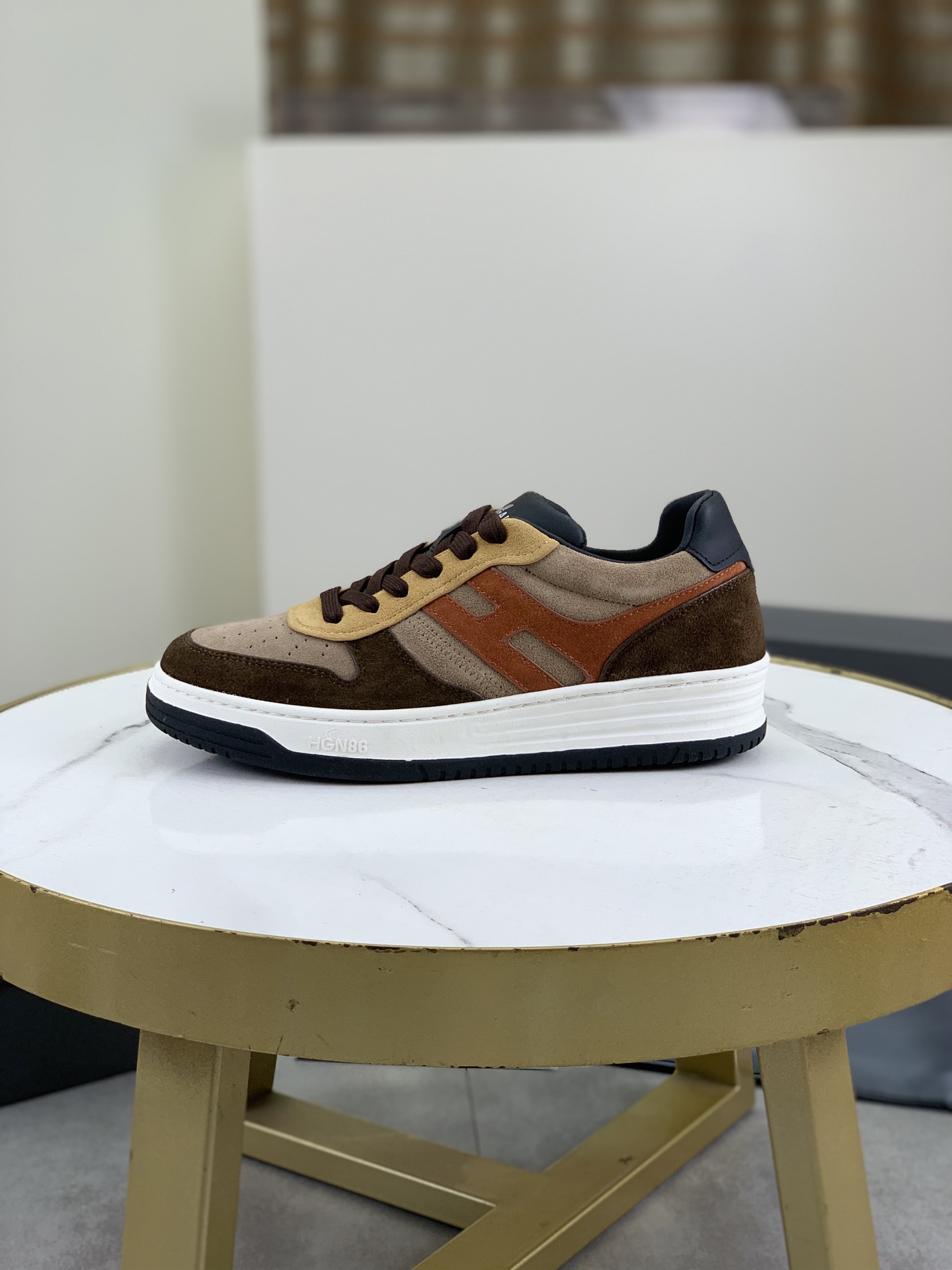 Hogan H630 Series Men's Leather Sneakers Retro Basketball Style Size 39-44 1 Hogan H630 Series Men's Leather Sneakers Retro Basketball Style Size 39-44