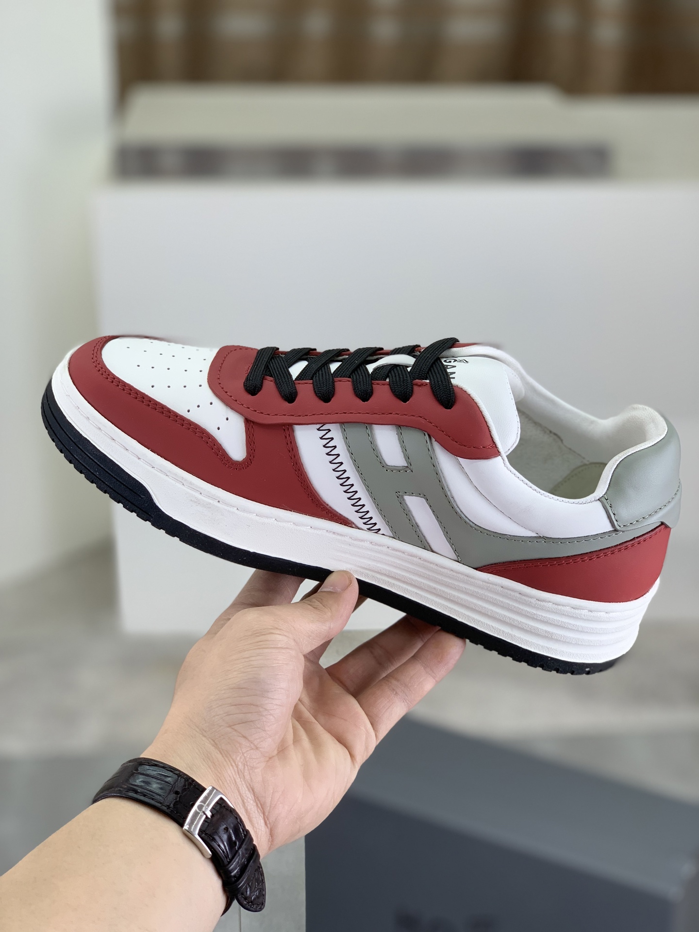 Hogan H630 Series Leather Sneakers Retro Style Lightweight EVA Sole 7 i1744215906834 2275 0 5