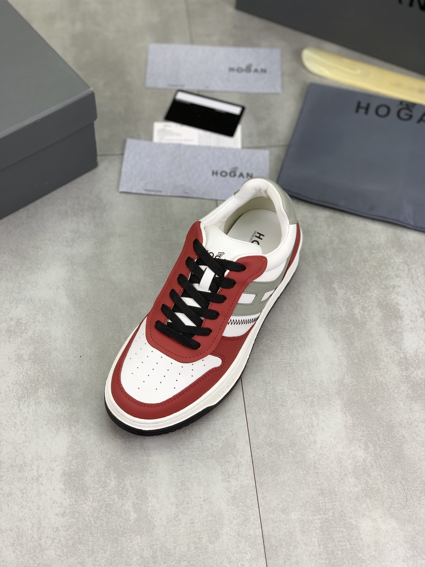 Hogan H630 Series Leather Sneakers Retro Style Lightweight EVA Sole 5 i1744215906890 118 0 3
