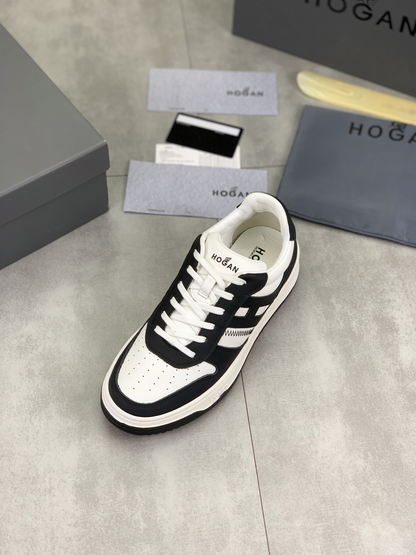 Hogan H630 Series Leather Sneakers with HGN86 Logo - Retro Style 5 i1744215929677 4101 0 3