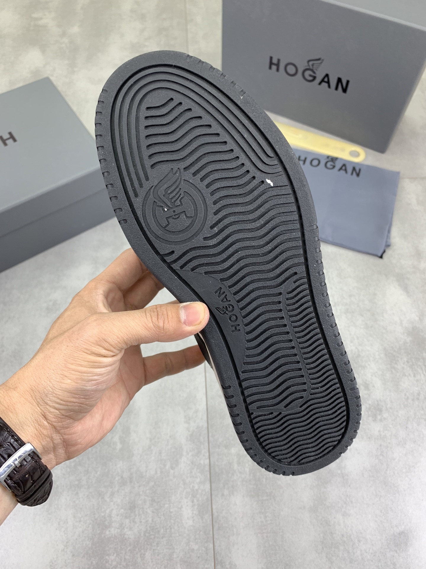 Hogan H630 Series Leather Sneakers with HGN86 Logo - Retro Style 9 i1744215931186 9153 0 7