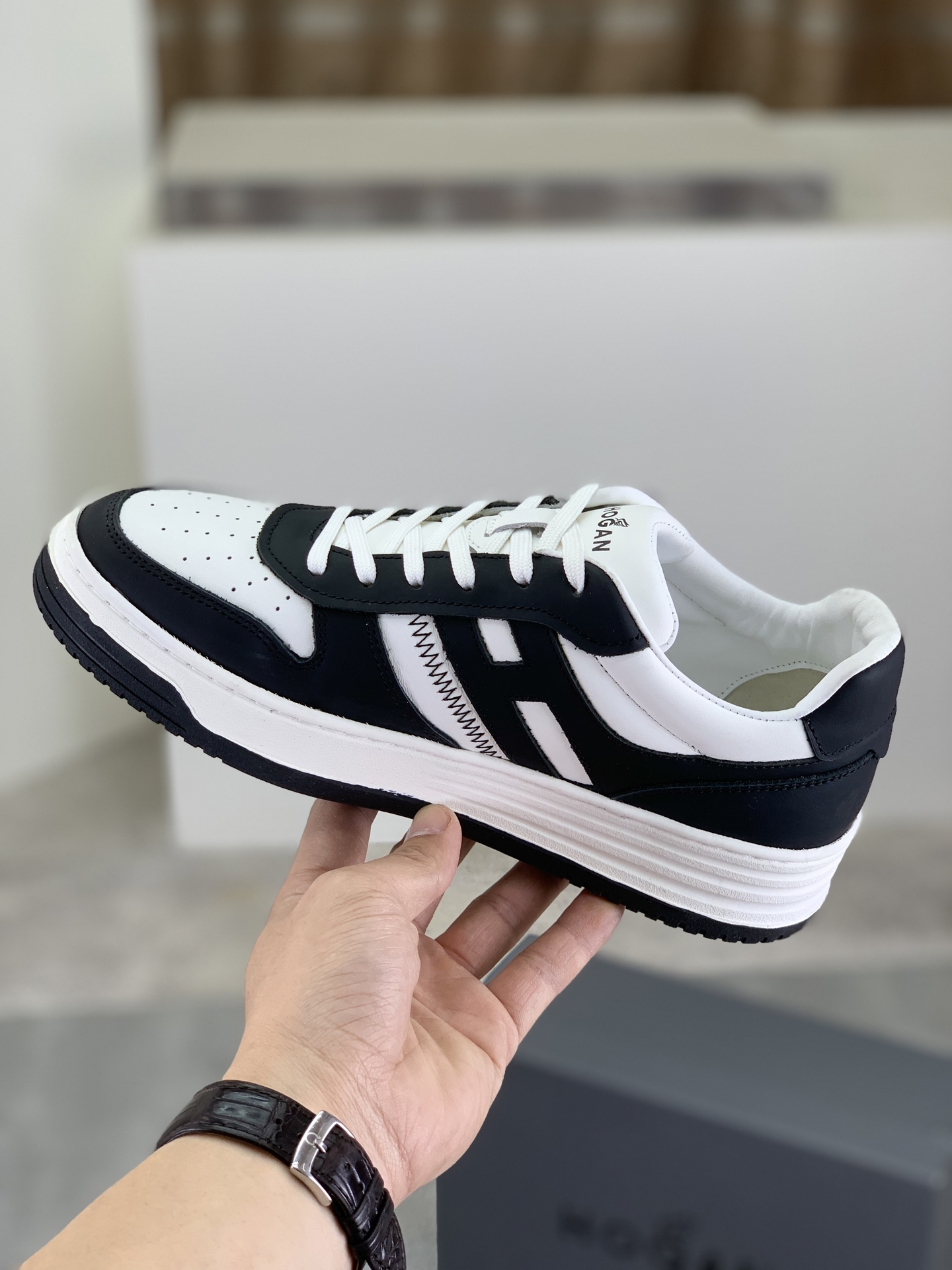 Hogan H630 Series Leather Sneakers with HGN86 Logo - Retro Style 7 i1744215932549 263 0 5
