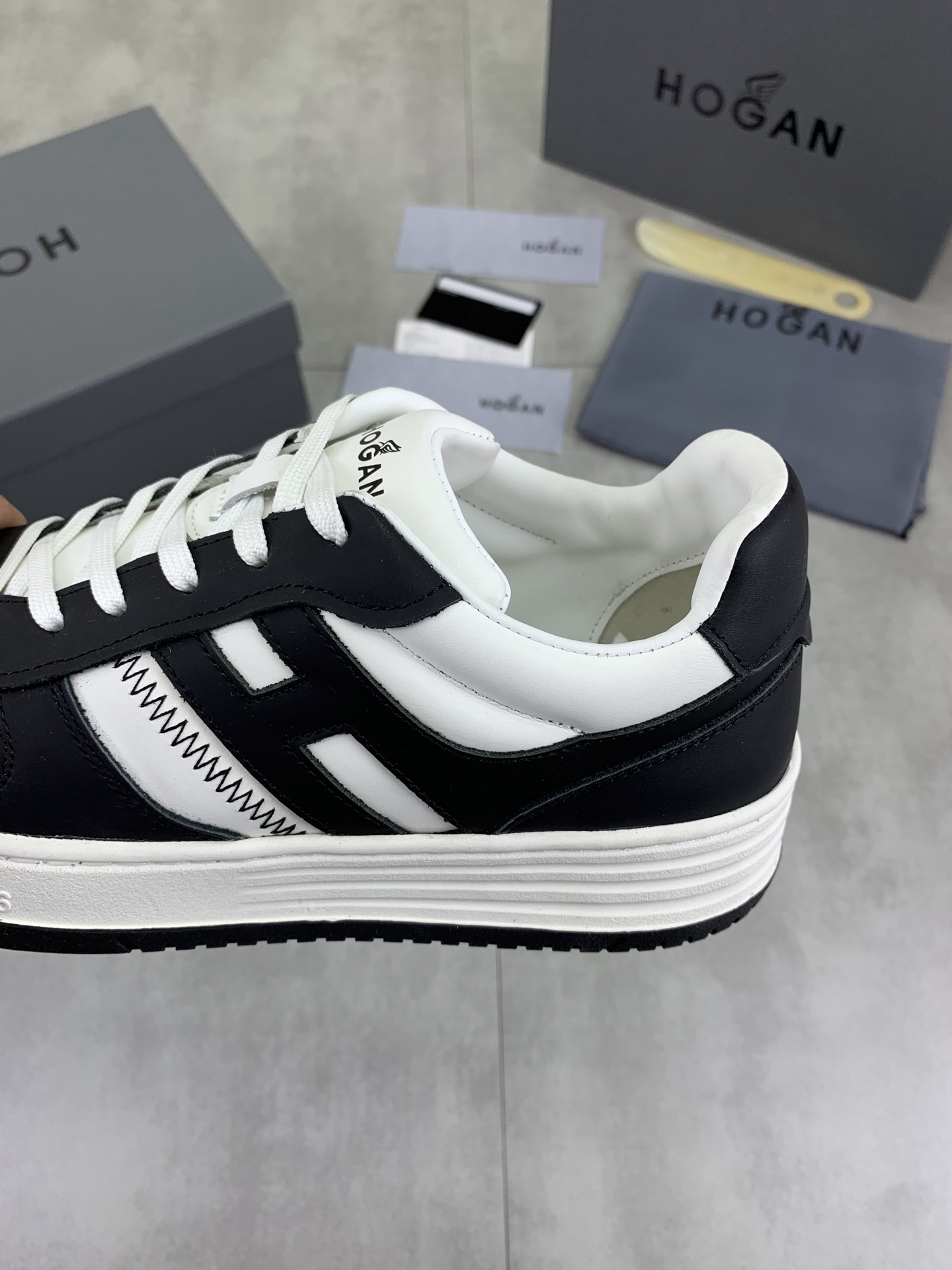 Hogan H630 Series Leather Sneakers with HGN86 Logo - Retro Style 8 i1744215932579 3205 0 6