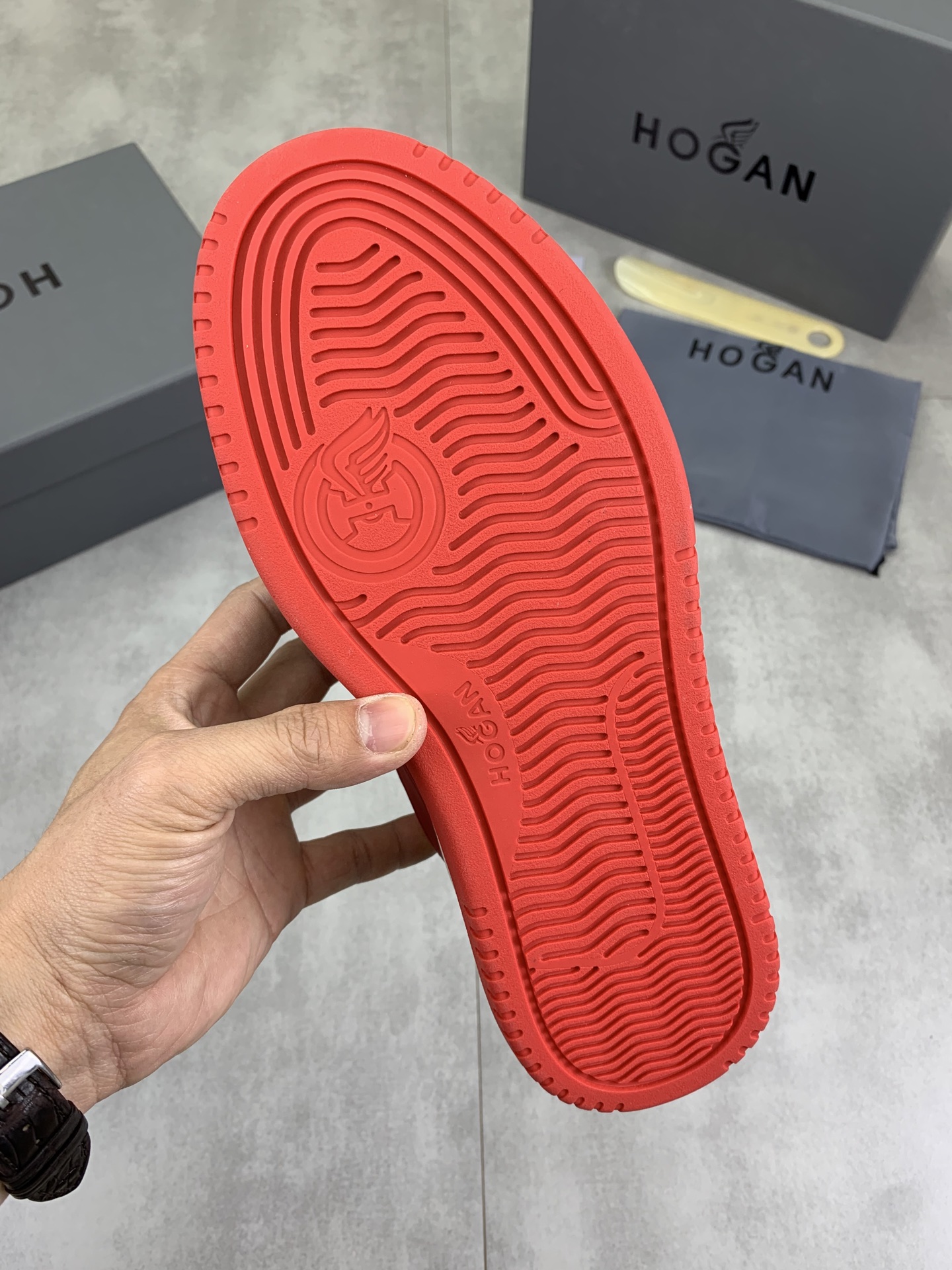 Hogan H630 Series Retro Sneakers - Basketball Style with Distinctive HGN86 Logo 9 i1744216003744 8238 0 7