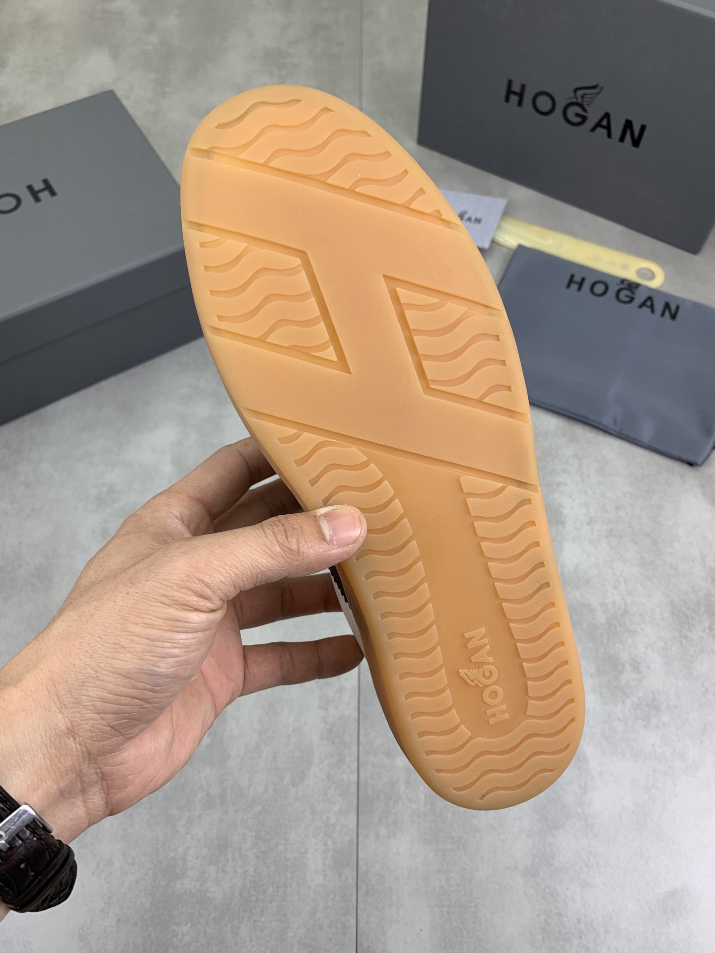 Hogan H630 Series Leather Sneakers Retro Basketball Shoes - Modern Urban Style 9 i1744216113794 9447 0 7