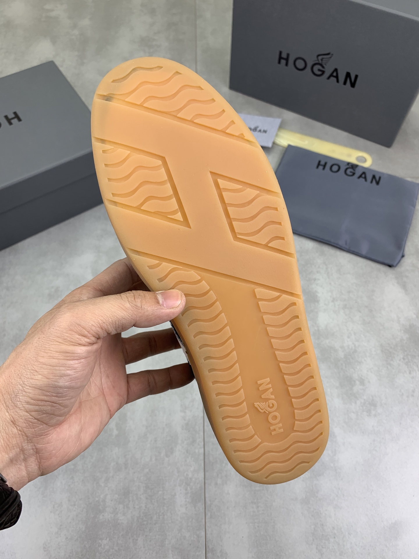 Hogan H630 Sneakers - Retro Style, Modern Comfort - Available in Multiple Sizes 9 i1744216139419 134 0 7