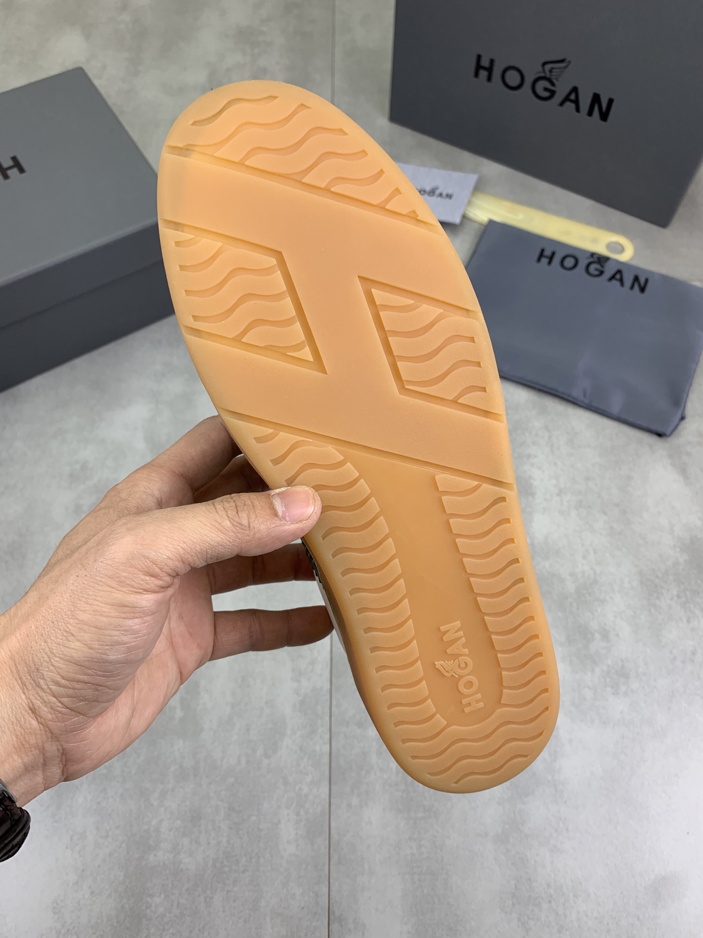 Hogan H630 Series Men's Leather Sneakers - Retro Style & Comfort 9 i1744216199257 7280 0 7