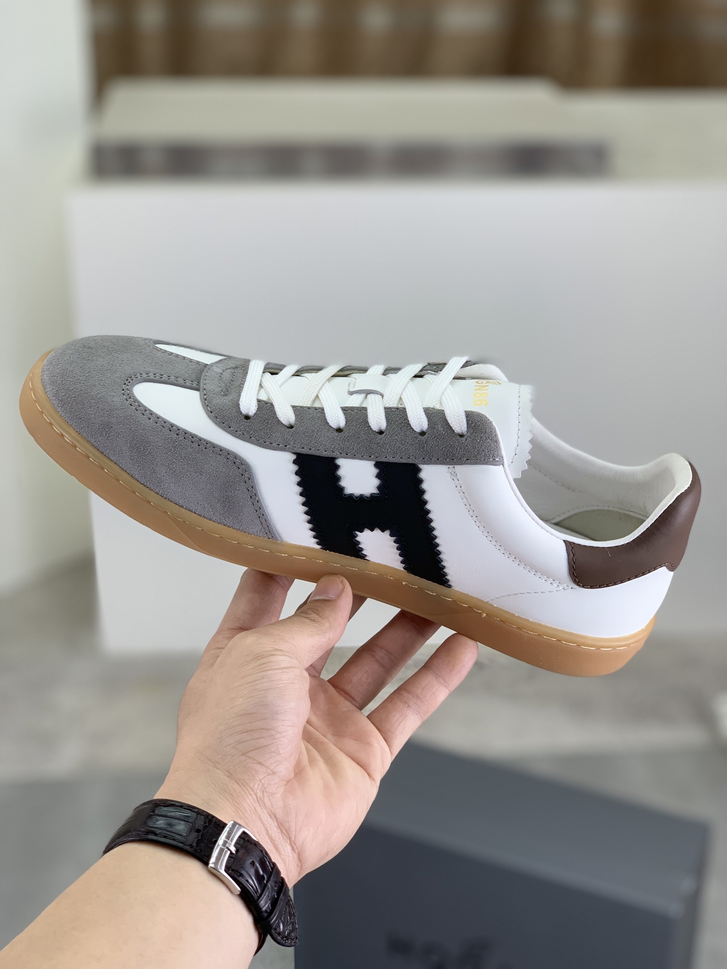 Hogan H630 Series Leather Sneakers Retro Basketball Style for Men 7 i1744216260571 7832 0 5