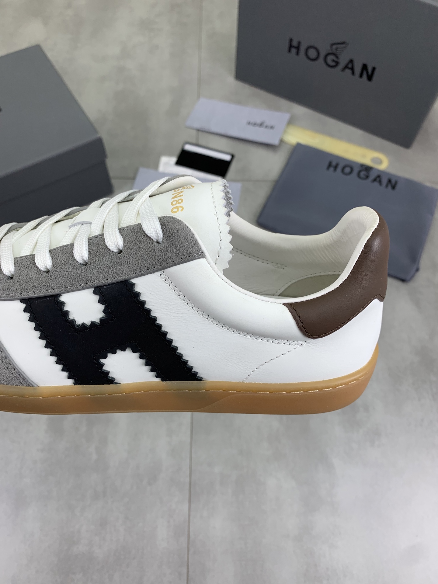 Hogan H630 Series Leather Sneakers Retro Basketball Style for Men 8 i1744216260583 9134 0 6
