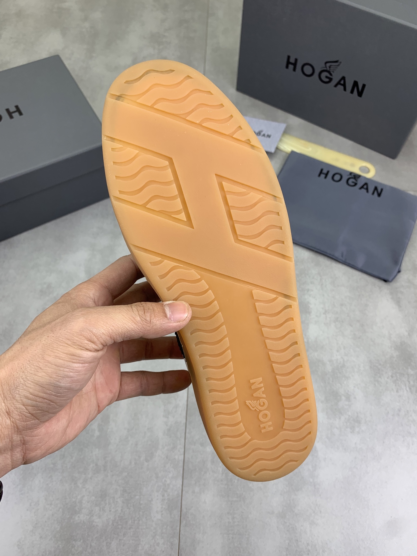 Hogan H630 Series Leather Sneakers Retro Basketball Style for Men 9 i1744216263037 730 0 7