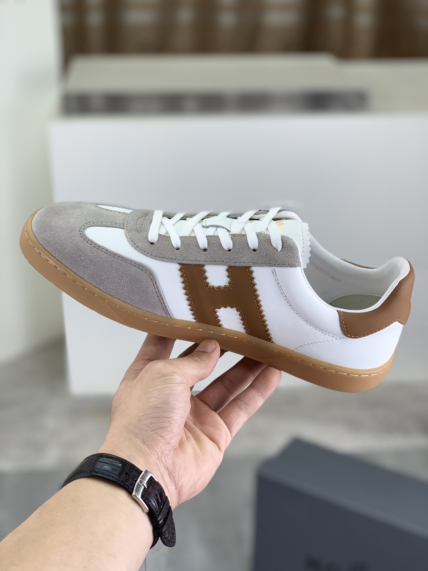 Hogan H630 Series Men's Leather Sneakers Retro Style with HGN86 Logo 7 i1744216301989 8036 0 5