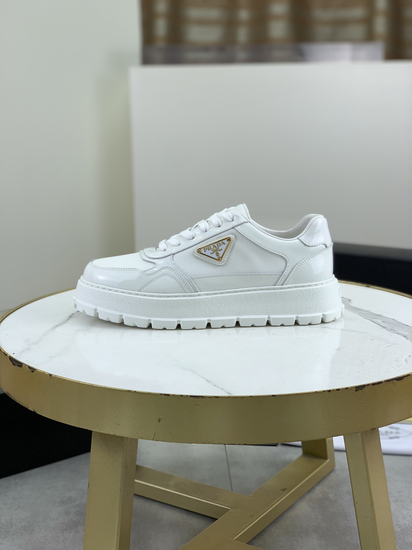 NO:283372,Top version Original list PRADA new casual sneakers Original purchase and development Made products Prada Men's classic series Technology breathable fabric with cowhide Casual sports shoes Casual sports dad shoes combined with high-tech breathable material and cowhide, exclusive button decoration on the side P home The italic design and bright colors show vitality, continuing the brand design inspiration. Walking through the city lightly, feeling unrestrained and comfortable. Delivery counter exquisite packaging The original customized fabric is made of lychee pattern calf leather Inner cowhide Inner cowhide foot pad The large sole open mold to take PU TPU material The bottom thickness is 3.5CM Size Men's 39-44 (38 45 can be customized) 3 colors available, prada, prada, sneakers, cowhide19860909顶级版本 原单 PRADA 普拉达新款休闲运动鞋 原版购入开发 做货 普拉达家男士经典系列 科技透气面料搭配牛皮 休闲运动鞋 休闲之履运动老爹鞋结合高科技透气材质与牛皮,侧面P家专属纽扣装饰 大底满满P斜体设计和鲜艳色彩展现活力,延续品牌设计灵感.轻盈漫步都市,感受无拘舒适. 配送专柜精美包装 面料原版定制荔枝纹小牛皮 内里牛皮内里牛皮垫脚 大底开模抽空PU TPU材质 底厚3.5CM Size 男款39-44（38 45可以定做） 3款颜色可选,,prada,prada,sneakers,cowhide,Men's shoes