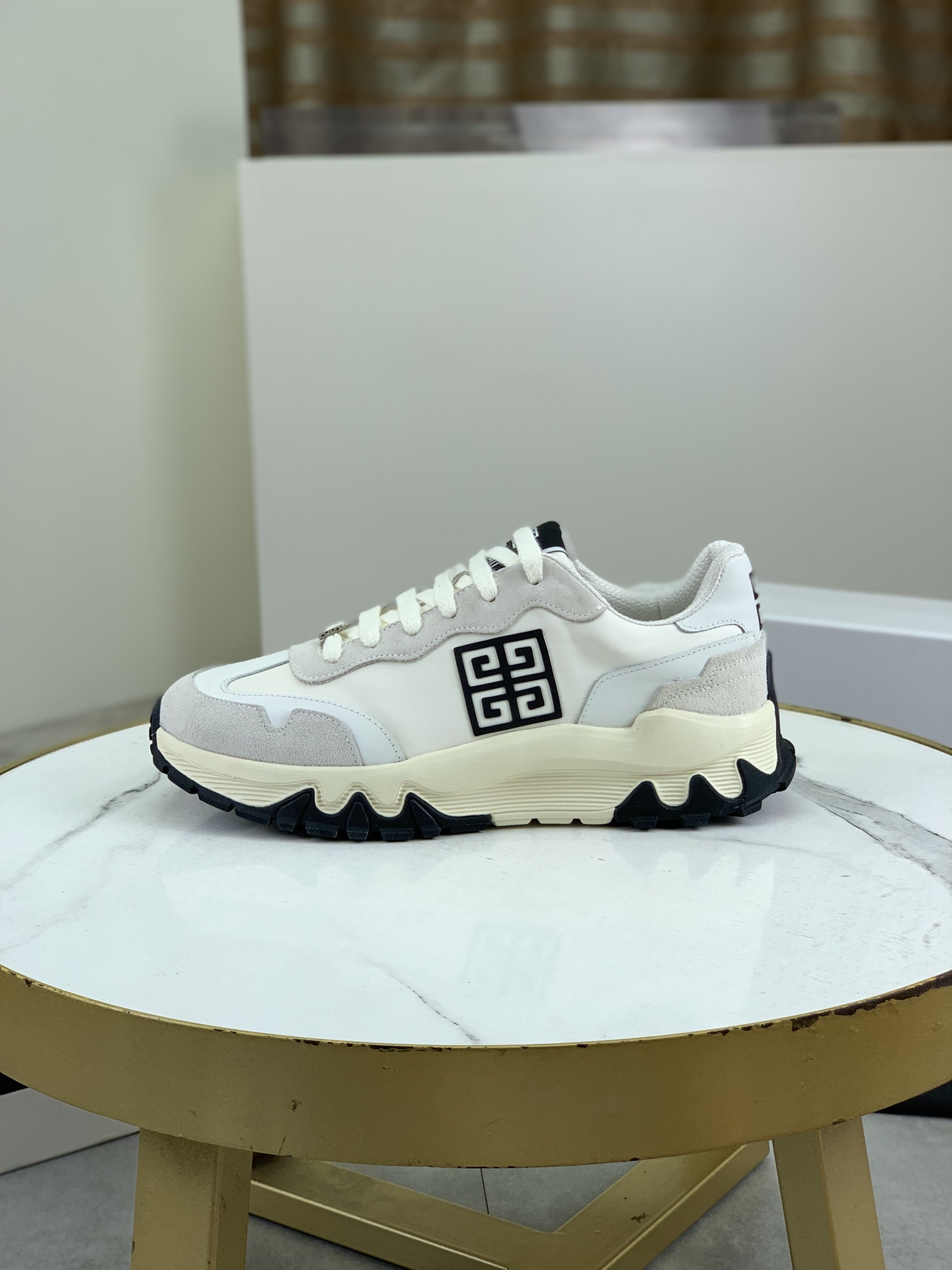 NO:344511,Top version Original single series Givenchy men's spring and summer show new model. I bought the original version of Hong Kong and spent a lot of effort to reprint it. From opening the mold, I need to find the original leather material and the sole to 1:1. From car needlework to edge fabric, all of them are opened according to the original. Good shoes are made with care and ensure quality. Givenchy original sole, GIVENCHY new style, customized cowhide inner lining, upper imported calf leather with original breathable material, because it needs to be synchronized with the counter, we choose the sync counter LOGO printer. The upper is opened by yourself to make the sole one-to-one. You say it is difficult to make, the toe last is straight and full. There is no pressure to enter and exit the counter at will, and the original replica air cushion sole makes you suitable for all kinds of travel, showing low-key luxury. The size number is 39-44 (38  45 can be customized), counter packaging, given, given, given, given, cowhide19860909顶级版本 原单系列 Givenchy纪梵希男款春夏走秀新款 香港原版买来花了大心血复刻出品,从开模要找原版皮料、大底都做到1:1.从车针线到包边布料.无不按照原版开模.好鞋就是用心做出来的.保证质量.纪梵希原版大底、GIVENCHY新款、定制牛皮内里、鞋面意大利进口小牛皮配原版透气材料、因为要与专柜同步我们鞋面选择同步专柜LOGO打印机.大底自己开模做到大底一比一.你说难做不难做,鞋头楦型挺而饱满.随意进出专柜无压力,原版复刻气垫大底,让你适合各种出行,尽显低调奢华.码数39-44（38 45可以定做）,专柜包装,,givenchy,givenchy,cowhide,Men's shoes