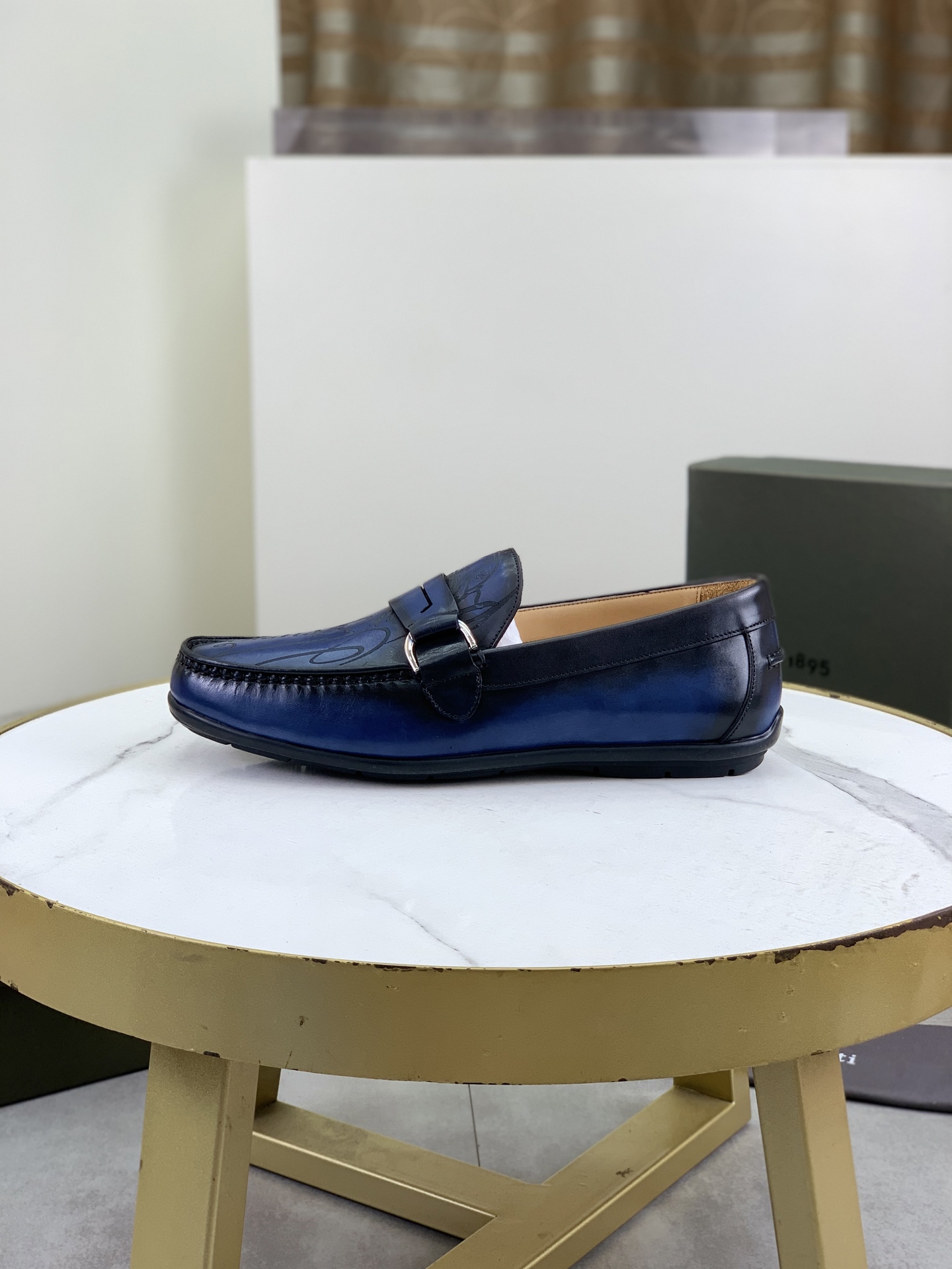 NO:353226,Berluti/Bruti 2025 new beanie shoes are coming. Imported cowhide material is made of pure hand-papered and repeated color correction. Imported calfskin made of inner foot pads. Brand logo two colors. Genuine leather. Outsole. The distinctive inlay of the sole echoes the heel color. Fashionable and comfortable. Perfect interpretation of fashion. Sunny and stylish. Suitable for all occasions. All original packaging. Good products. Size39-44 (38.45. Customizable),,cowhide19860909Berluti/布鲁提 2025新款豆豆鞋来袭 进口牛皮材质纯手工重复擦色改色制成 内里垫脚进口精选小牛皮制作 品牌logo双色 真皮 大底 鞋底鲜明的嵌线与鞋跟颜色相呼应 时髦又舒适 完美诠释了时尚 阳光 有型 适合各种场合 全原包装 自留佳品. Size39-44（38.45.可定做）,,cowhide,Men's shoes