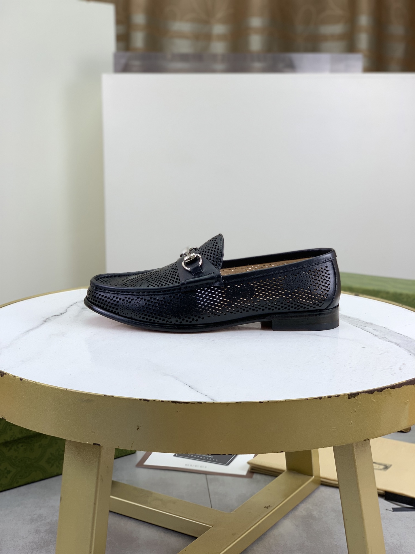 NO:353250,Top version (original high-end genuine leather sole) Full upper inner lining cowhide punching design (must have in summer) Brand [GUCCi Gucci] Gucci new business formal casual leather shoes Standard size men's size 39–44 (38 45 46 need to be customized) Grade official website The same original single quality Material original calfskin Water-dyed cowhide inner lining Original genuine leather sole Style category Men's fashion Official casual leather shoes Men's shoes series Young fashion European and American trend British style Random matching Feet feel comfortable Color 3 colors available for real pictures, gucci, gucci, cowhide, Leather soles19860909顶级版本（原版高级真皮大底）全鞋面内里牛皮冲孔设计（夏季必备） 品牌【 GUCCi 古奇】古驰新款商务正装休闲皮鞋 标准码男码39–44（38 45 46需定做） 等级官网同款 原单品质 材料原版小牛皮 水染牛皮内里 原版真皮大底 款式类别男士时尚 正装休闲皮鞋 套脚款男鞋系列 年轻时尚 欧美潮流 英伦风格 随意搭配 脚感舒適 颜色3款颜色可选实物图,,gucci,gucci,cowhide,Leather soles,Men's shoes