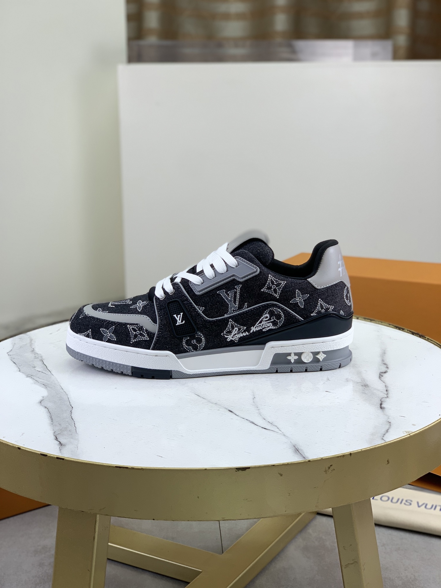 NO:588262,The top version [LOUIS VUITTON] (original order) the latest couple's new LV Louis Vuitton* - the top version of LV classic trendy shoes!  Use imported original lining and original wear-resistant and lightweight TPU outsole!  High quality products!  Multiple colors available, sizes female 35-39, male 39-45, louis vuitton, louis vuitton, louis vuitton19860909顶级版本【LOUIS VUITTON）（原单）最情侣新款LV路易威登 *——顶级版本 LV经典潮鞋！选用进口原版内里.原版耐磨轻便TPU大底！高品质精品！多款颜色可选,码数女35-39 男39-45,,louis vuitton,louis vuitton,louis vuitton,Men's shoes