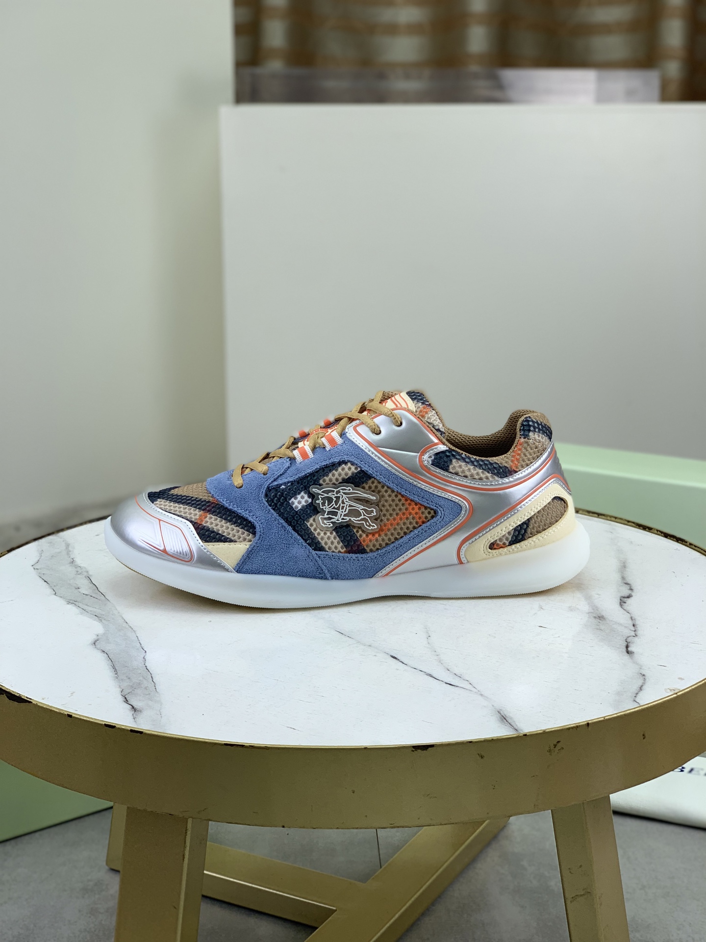 NO:588274,[BURBERRY] Burberry - High-end quality original order - Imported original material for upper - Cowhide lining, feet; water-dyed cowhide - Ultra-light TPR rubber outsole; two-color molded outsole - Super high quality control, fine workmanship highlighted (high-end, luxury, grade) -Size men and women 36-46, 4 colors available, burberry, burberry, cowhide19860909【 BURBERRY】巴宝莉  -高端品质 原单 -鞋面进口原版材料 -内里牛皮内里,垫脚；水染牛皮 -大底超轻TPR橡胶; 双色成型大底 -超高品控·做工精细凸显(高端·贵气·档次) -Size 男女36-46 颜色4色可选,,burberry,burberry,cowhide,Men's shoes