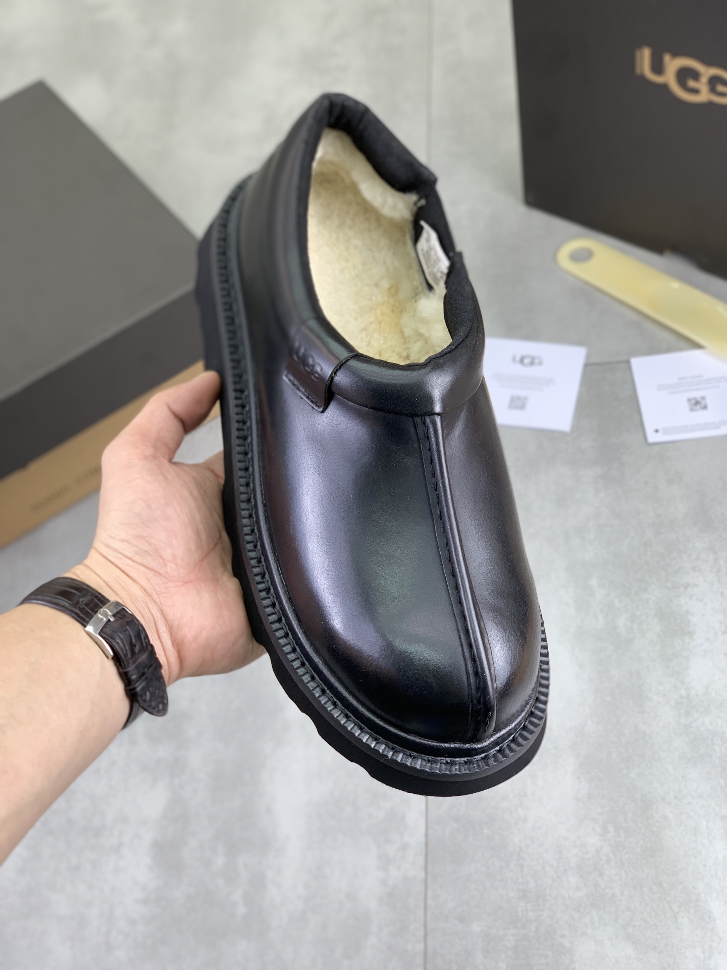 NO:604647,[UGG] (full wool lining) top-end high-quality fur-in-one warm snow boots from Australia's warm luxury men's shoes brand, UGG-5877 official website synchronization, made of imported cowhide, carefully sewn. Imported rubber outsole (comfortable, soft, wear-resistant) The quality is really great. Exquisite workmanship, you can't put it down at first sight, code number 39-44, 2 colors available, boots, cowhide19860909【UGG】(全羊毛内里) 顶级高端品质皮毛一体保暖雪地靴来自澳洲温暖奢侈品牌男鞋,UGG-5877官网同步、采用进口牛皮制作,精心缝制而成..进口橡胶大底（舒适、柔软、耐磨）质量真心赞..做工精湛,一看就爱不释手,码数39-44 颜色2色可选,,boots,cowhide,Men's shoes