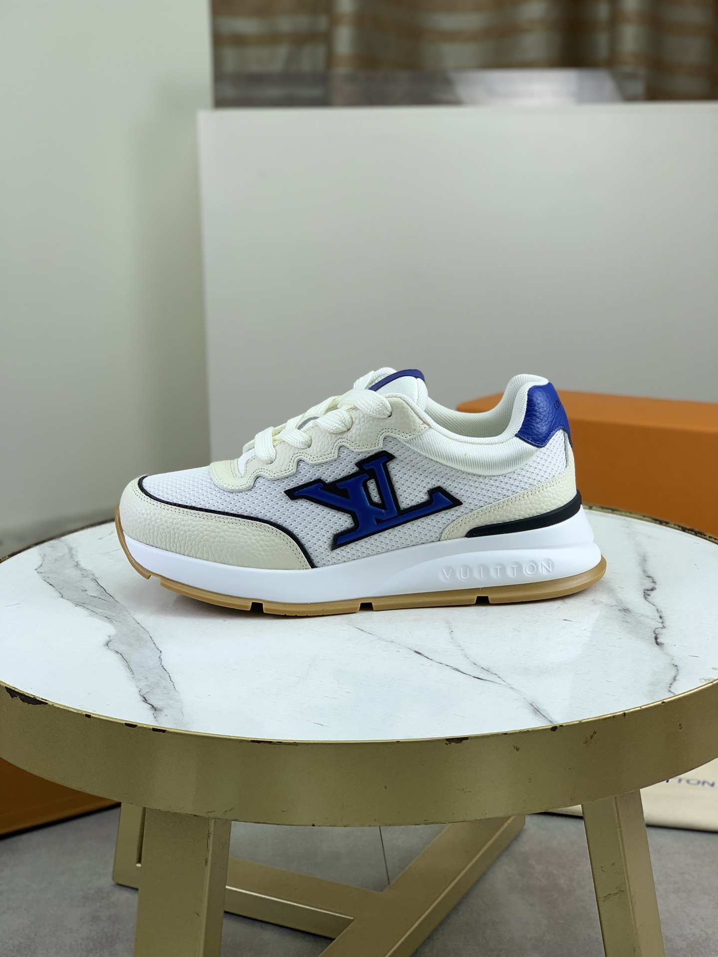 NO:690012,Top version [LOUIS VUITTON] Couple craft model counter series (original order) new LV Louis Vuitton - top version LV classic high-top trendy shoes!  Made of imported original craft calfskin, original breathable lining, and original wear-resistant, lightweight, high-end TPU outsole!  High quality products!  4 colors available, sizes 35-39 for women and 39-44 for men (40 for women and 45 and 46 for men, customized), louis vuitton, louis vuitton, louis vuitton, cowhide19860909顶级版本【LOUIS VUITTON）情侣工艺款 专柜系列（原单）新款LV路易威登 ——顶级版本 LV经典高帮潮鞋！选用进口原版工艺小牛皮 原版透气内里.原版耐磨轻便高端TPU大底！高品质精品！4款颜色可选,码数女35-39 男39-44（女40 男45 46定做）,,louis vuitton,louis vuitton,louis vuitton,cowhide,Men's shoes