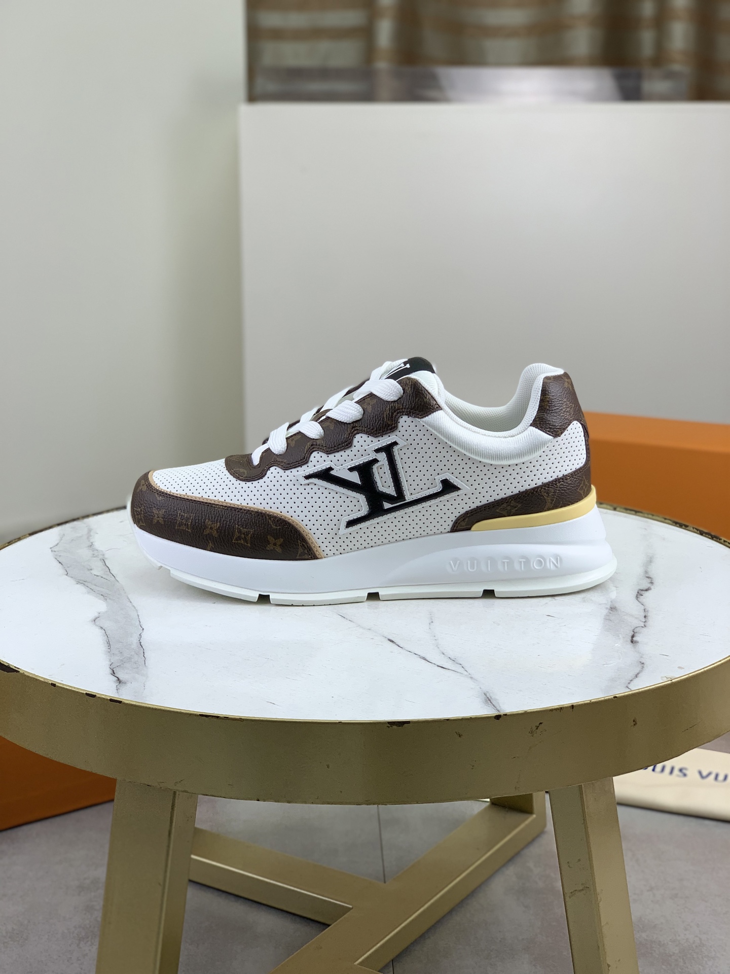NO:690010,Top version [LOUIS VUITTON] Couple craft model counter series (original order) new LV Louis Vuitton - top version LV classic high-top trendy shoes!  Made of imported original craft calfskin, original breathable lining, and original wear-resistant, lightweight, high-end TPU outsole!  High quality products!  2 colors available, sizes 35-39 for women and 39-44 for men (40 for women and 45 and 46 for men, customized), louis vuitton, louis vuitton, louis vuitton, cowhide19860909顶级版本【LOUIS VUITTON）情侣工艺款 专柜系列（原单）新款LV路易威登 ——顶级版本 LV经典高帮潮鞋！选用进口原版工艺小牛皮 原版透气内里.原版耐磨轻便高端TPU大底！高品质精品！2款颜色可选,码数女35-39 男39-44（女40 男45 46定做）,,louis vuitton,louis vuitton,louis vuitton,cowhide,Men's shoes
