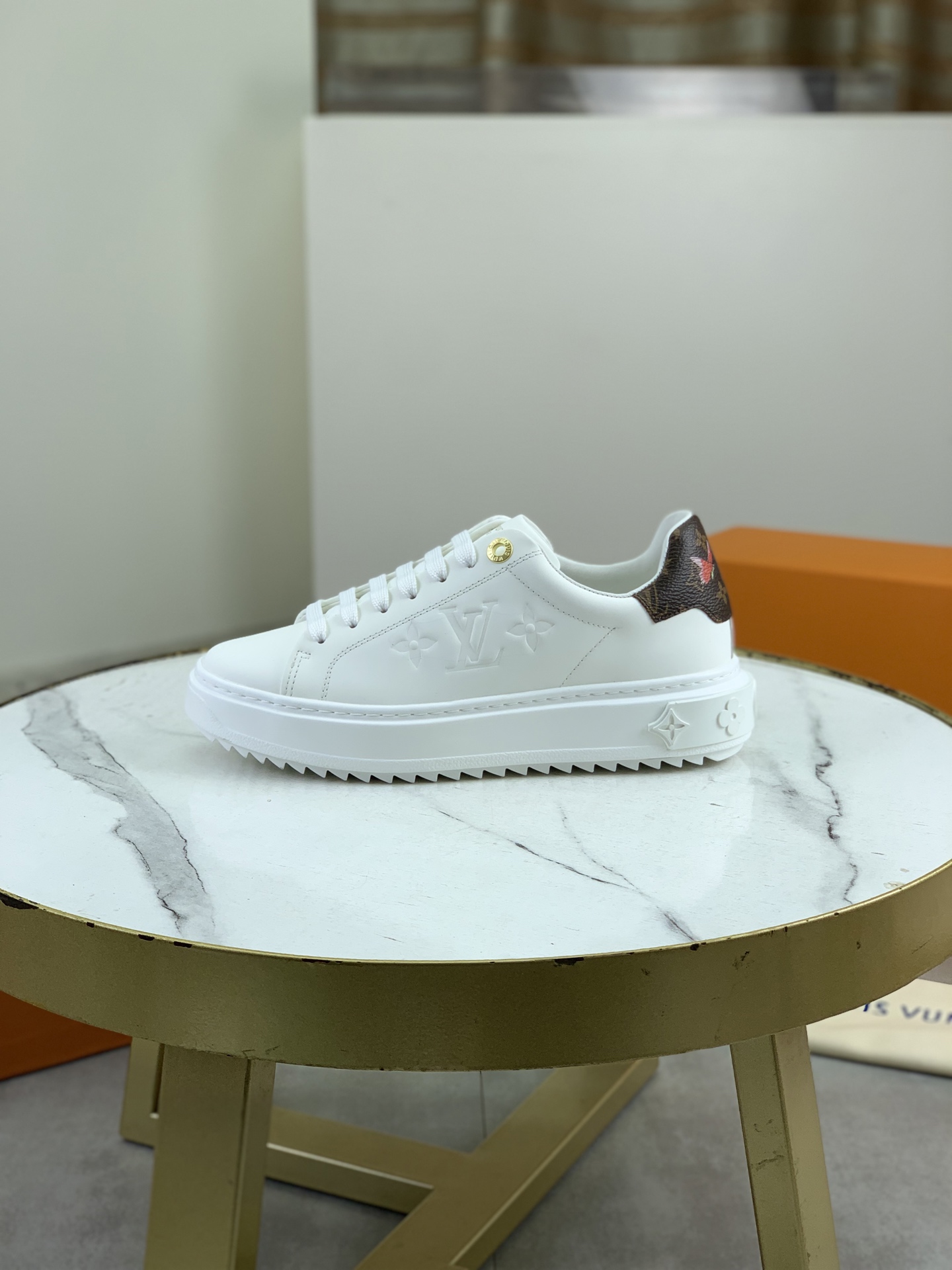 NO:690024,Top version [LOUIS VUITTON] Couple craft model counter series (original order) new LV Louis Vuitton - top version LV classic high-top trendy shoes!  Made of imported original craft calfskin, original breathable lining, and original wear-resistant, lightweight, high-end TPU outsole!  High quality products!  2 colors available, sizes 35-39 for women and 39-44 for men (40 for women and 45 and 46 for men, customized), louis vuitton, louis vuitton, louis vuitton, cowhide19860909顶级版本【LOUIS VUITTON）情侣工艺款 专柜系列（原单）新款LV路易威登 ——顶级版本 LV经典高帮潮鞋！选用进口原版工艺小牛皮 原版透气内里.原版耐磨轻便高端TPU大底！高品质精品！2款颜色可选,码数女35-39 男39-44（女40 男45 46定做）,,louis vuitton,louis vuitton,louis vuitton,cowhide,Men's shoes