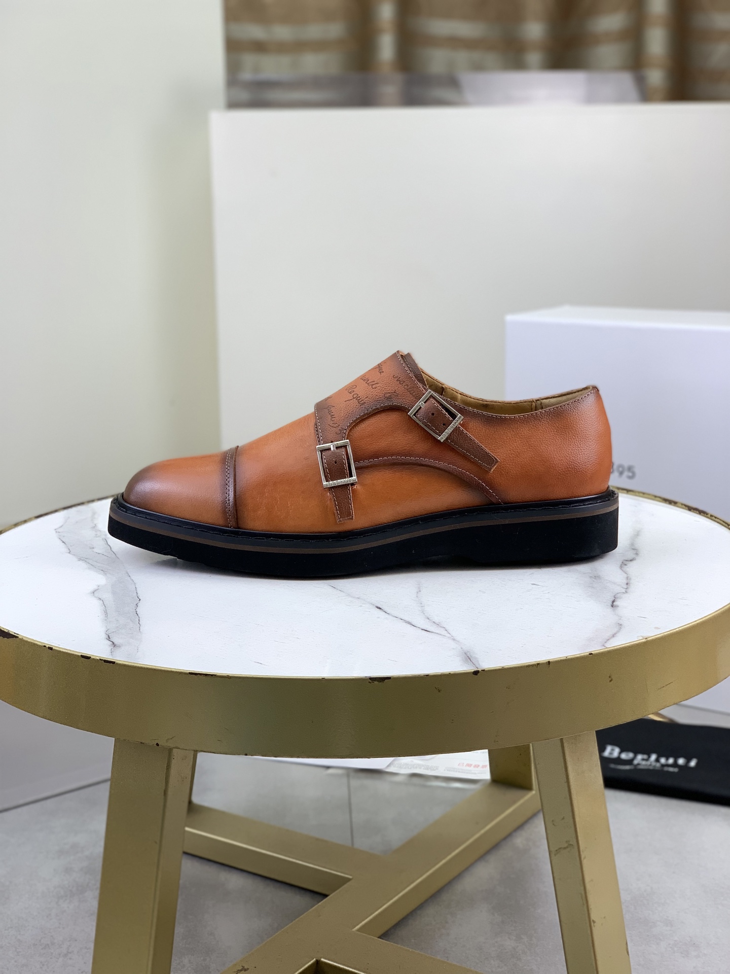 NO:832924,BERLUTI 1:1, men's business lace-up formal leather shoes are made of selected imported pebbled cowhide with color changes. The shoes are slender, low-key and simple, suitable for matching suits or casual trousers. The soles are made of lightweight and soft rubber foam, non-slip, light and comfortable, and are OK for standing or walking for a long time. The invisible inner height is about 6cm, showing height but not losing nature, especially suitable for small boys. The toe is slightly raised to modify the foot shape, and the insole is soft and removable, meeting the needs of various occasions.  .Versatile for weddings and business commuting!  Color coffee, brown, gray size39-45 (46 customized),,business suit,cowhide19860909BERLUTI布鲁提1:1、男士商务系带正装皮鞋采用精选进口荔枝纹牛皮改色制作,鞋型修长,低调简约,适合搭配西装或休闲西裤.鞋底为轻便柔软橡胶发泡材质,防滑轻便又舒适,长时间站立或行走都OK.隐形内增高约6cm,显高却不失自然,特别适合小个子男生. 鞋头微翘,修饰脚型,鞋垫柔软可拆卸,满足多种场合需求 .婚礼、商务通勤都很百搭！ 颜色咖色、棕色、灰色 size39-45（46定做）,,business suit,cowhide,Men's shoes