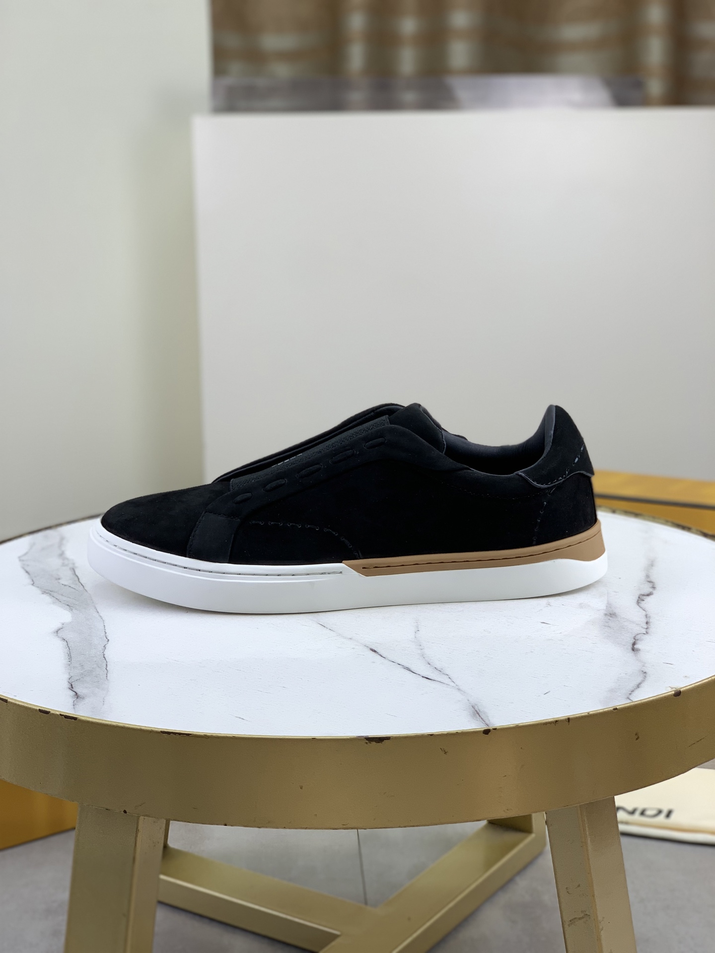 NO:955376,Top quality Fendi original version 1:1 top version - Fendi original imported cowhide casual sports shoes imported original towel developed in the season, original imported wear-resistant cowhide outsole; after countless adjustments, it was adjusted to the same perfect effect as the original version, and the matching is more personalized. A must-have for trendy men. Private code number male 39-44 (45 customized) 2 colors available, fendi, cowhide19860909顶级品质芬迪 原版 1:1顶级版本———芬迪 原板进口牛皮休闲运动休闲鞋进口原版毛巾里季开发,原版进口耐磨牛皮大底；经历无数次调整,才调整出原版一样如此完美的效果,搭配更显个性哦潮男必备私码数男39-44（45 定做） 2款颜色可选,,fendi,cowhide,Men's shoes