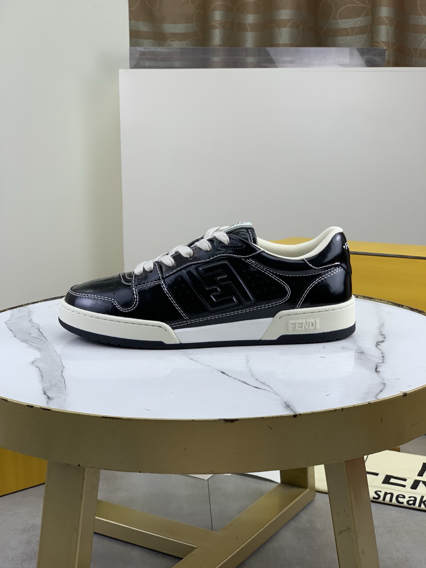 NO:955385,Top quality Fendi original version 1:1 top version - Fendi original imported cowhide casual sports shoes, imported original towel developed in season, original imported wear-resistant cowhide outsole; after countless adjustments, it was adjusted to the same perfect effect as the original version, and the matching is more personalized. A must-have for trendy men. Private code number: female 35-40, male 39-44 (male 38 45 custom-made), 3 colors available, fendi, cowhide19860909顶级品质芬迪 原版 1:1顶级版本———芬迪 原板进口牛皮休闲运动休闲鞋进口原版毛巾里季开发,原版进口耐磨牛皮大底；经历无数次调整,才调整出原版一样如此完美的效果,搭配更显个性哦潮男必备私码数女35-40 男39-44（男38 45 定做） 3款颜色可选,,fendi,cowhide,Men's shoes