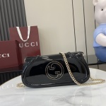 ‼ ️"Avec un ensemble complet d'emballage d'origine en boîte rouge"‼ ️【Nouveau produit】Les nouveaux sacs à main de la série Gucci Blondie sont décorés du logo classique de la série de marque qui a fait ses débuts au début des années 1970. Il combine intelligemment le charme du patrimoine et le style contemporain, et interprète parfaitement le design classique et l'essence moderne de la marque. Ce petit sac à bandoulière est confectionné en cuir verni noir, présente une marque circulaire en émail et comporte une bandoulière en chaîne dorée. Cuir verni noir Passepoil en cuir verni noir Doublure en mélange de coton et lin marron Email Gs ronds entrelacés Intérieur : 1 poche zippée Extérieur : 1 poche arrière ouverte Bandoulière chaîne amovible (hauteur 51 cm) Fermeture aimantée Réf. : 814952. Dimensions : 29,5 cm (largeur) x 12,5 cm (hauteur) x 7 cm (profondeur) Poids : environ 900 g Couleur : cuir verni noir/cuir d'origine. Peut contenir un iPhone Pro Max/Plus, des Airpods, un long portefeuille et un rouge à lèvres. Création italienne 1 ‼ ️ »Avec un ensemble complet d’emballage d’origine en boîte rouge »‼ ️【Nouveau produit】Les nouveaux sacs à main de la série Gucci Blondie sont décorés du logo classique de la série de marque qui a fait ses débuts au début des années 1970. Il combine intelligemment le charme du patrimoine et le style contemporain, et interprète parfaitement le design classique et l’essence moderne de la marque. Ce petit sac à bandoulière est confectionné en cuir verni noir, présente une marque circulaire en émail et comporte une bandoulière en chaîne dorée. Cuir verni noir Passepoil en cuir verni noir Doublure en mélange de coton et lin marron Email Gs ronds entrelacés Intérieur : 1 poche zippée Extérieur : 1 poche arrière ouverte Bandoulière chaîne amovible (hauteur 51 cm) Fermeture aimantée Réf. : 814952. Dimensions : 29,5 cm (largeur) x 12,5 cm (hauteur) x 7 cm (profondeur) Poids : environ 900 g Couleur : cuir verni noir/cuir d’origine. Peut contenir un iPhone Pro Max/Plus, des Airpods, un long portefeuille et un rouge à lèvres. Création italienne
