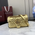 ‼ ️"Avec un ensemble complet d'emballage d'origine en boîte rouge"‼ ️【Nouveautés】 Du cuir miroir aux cristaux étincelants et au velours élégant, Gucci célèbre la saison des cadeaux avec une variété de pièces. Ajoutez une touche de piquant à votre look avec une sélection de sacs emblématiques de la marque. Cuir métallisé doré Quincaillerie vintage en or palladium brillant Doublure en coton et lin rouge La bandoulière de sac à chaîne coulissante Double G peut être utilisée comme bandoulière (55 cm de haut) ou comme poignée supérieure (30 cm de haut). Peut également être utilisé comme sac à bandoulière. Poids du couvercle rabattable à boucle à ressort : environ 0,6 kg Modèle : 446744. Dimensions : 22cm (largeur) x 13cm (hauteur) x 6cm (profondeur) Couleur : cuir doré/cuir d'origine. Fabriqué en Italie 1 ‼ ️ »Avec un ensemble complet d’emballage d’origine en boîte rouge »‼ ️【Nouveautés】 Du cuir miroir aux cristaux étincelants et au velours élégant, Gucci célèbre la saison des cadeaux avec une variété de pièces. Ajoutez une touche de piquant à votre look avec une sélection de sacs emblématiques de la marque. Cuir métallisé doré Quincaillerie vintage en or palladium brillant Doublure en coton et lin rouge La bandoulière de sac à chaîne coulissante Double G peut être utilisée comme bandoulière (55 cm de haut) ou comme poignée supérieure (30 cm de haut). Peut également être utilisé comme sac à bandoulière. Poids du couvercle rabattable à boucle à ressort : environ 0,6 kg Modèle : 446744. Dimensions : 22cm (largeur) x 13cm (hauteur) x 6cm (profondeur) Couleur : cuir doré/cuir d’origine. Fabriqué en Italie
